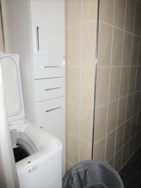 pyykinpesukone kylpyhuoneessa valmiina