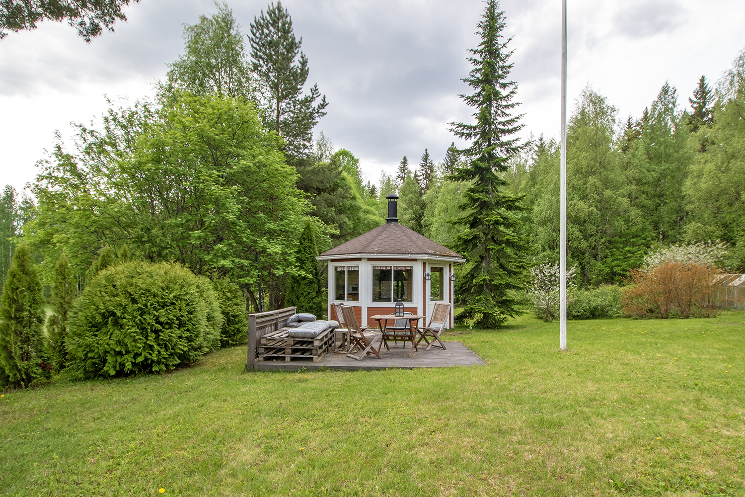 Viehättävä huvimaja