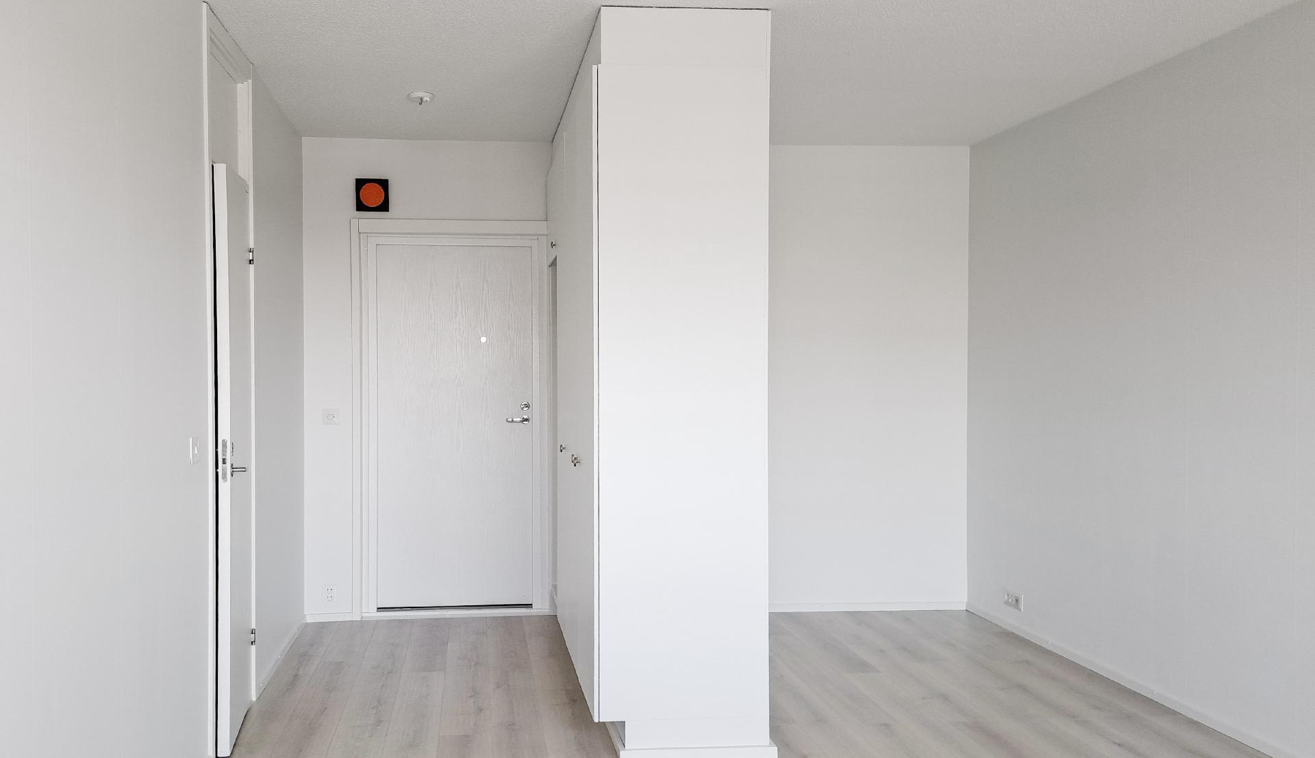 olohuoneesta eteisen ja alkoviin 