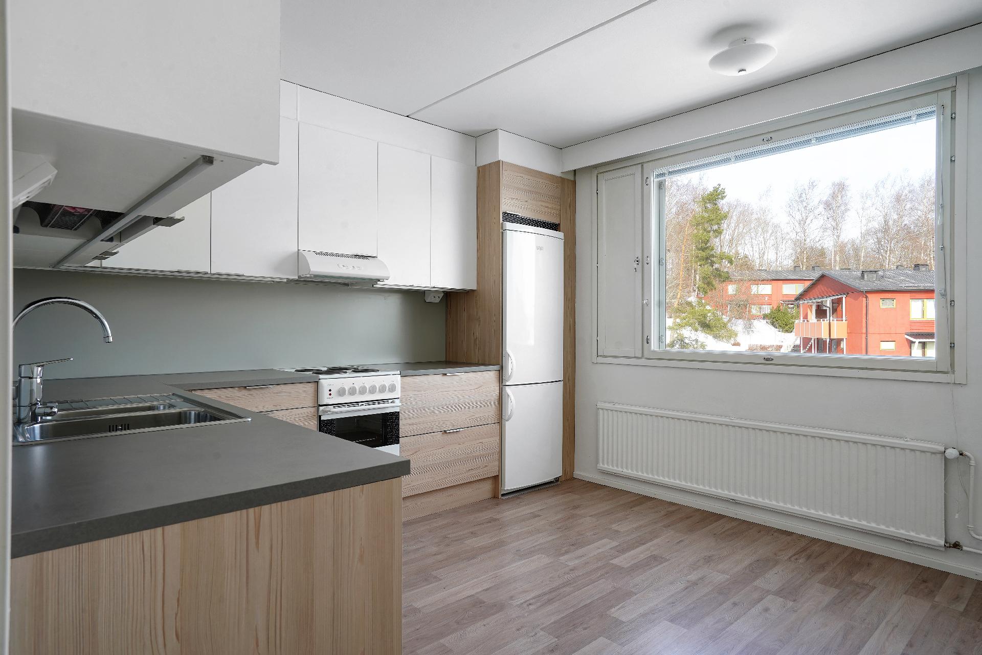 Tilava keittiö, jää-/pakastinkaappi