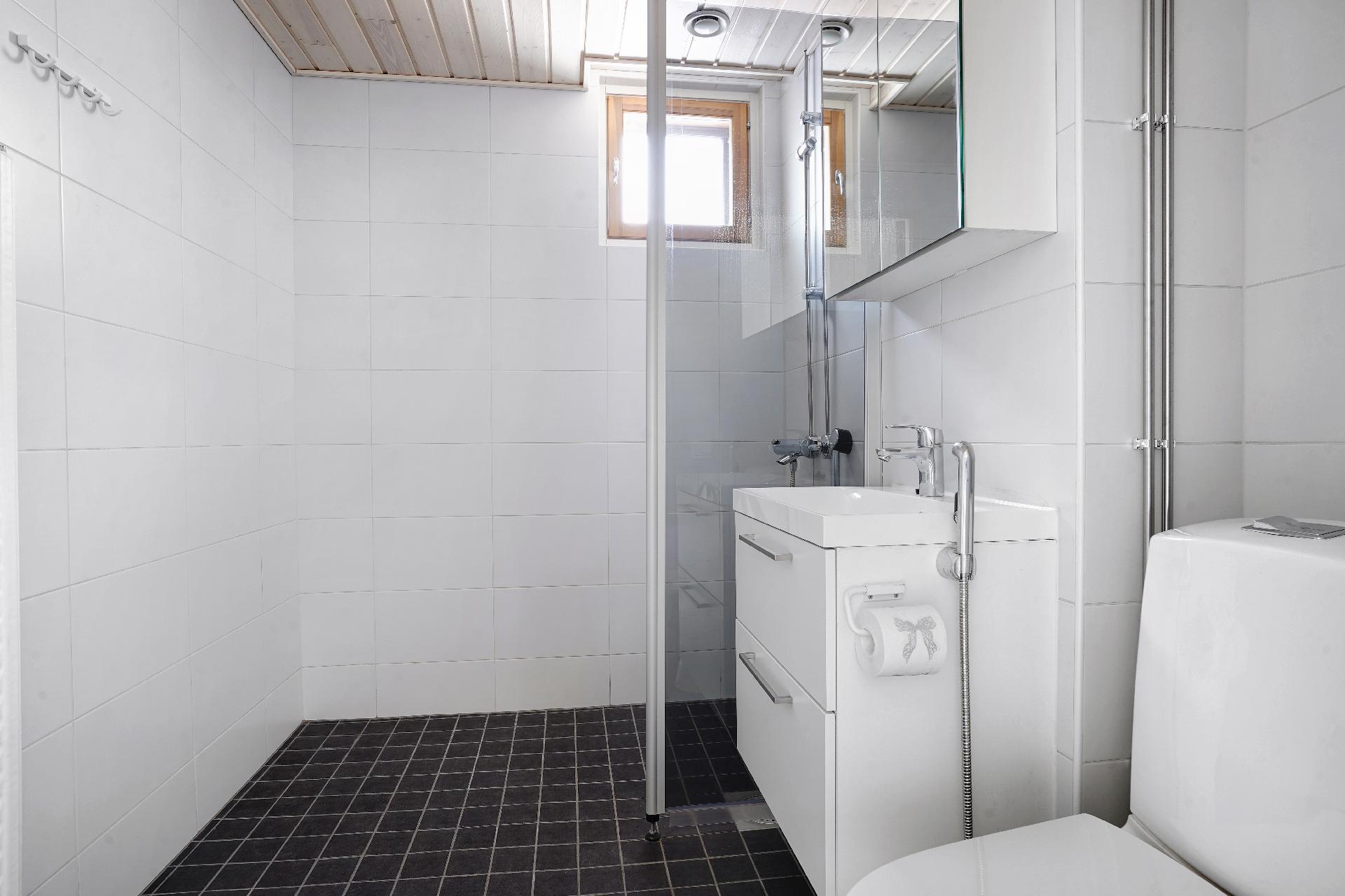 Uusittu ikkunallinen kylpyhuone