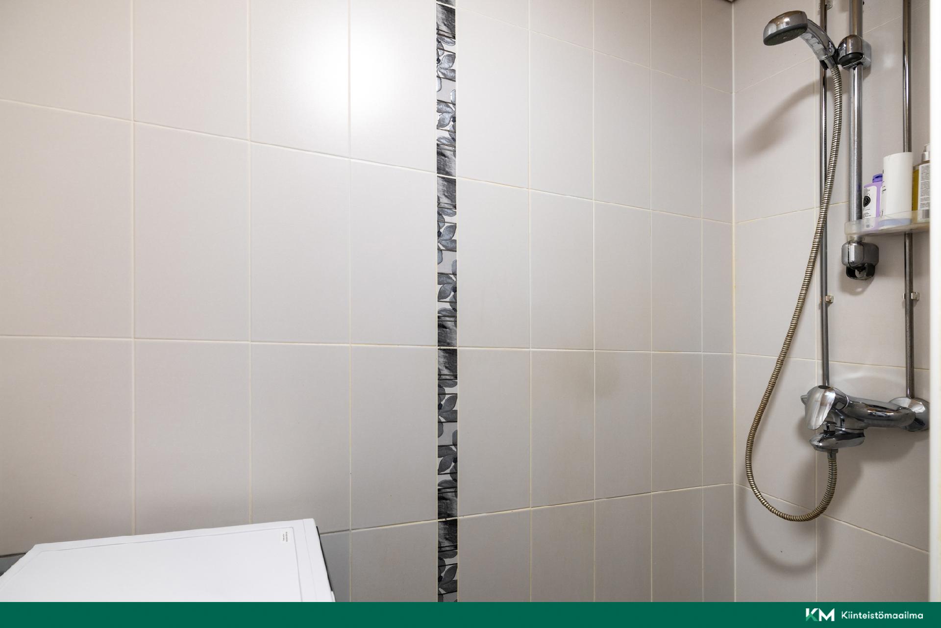 kylpyhuone (suihku ja pk-liitäntä)