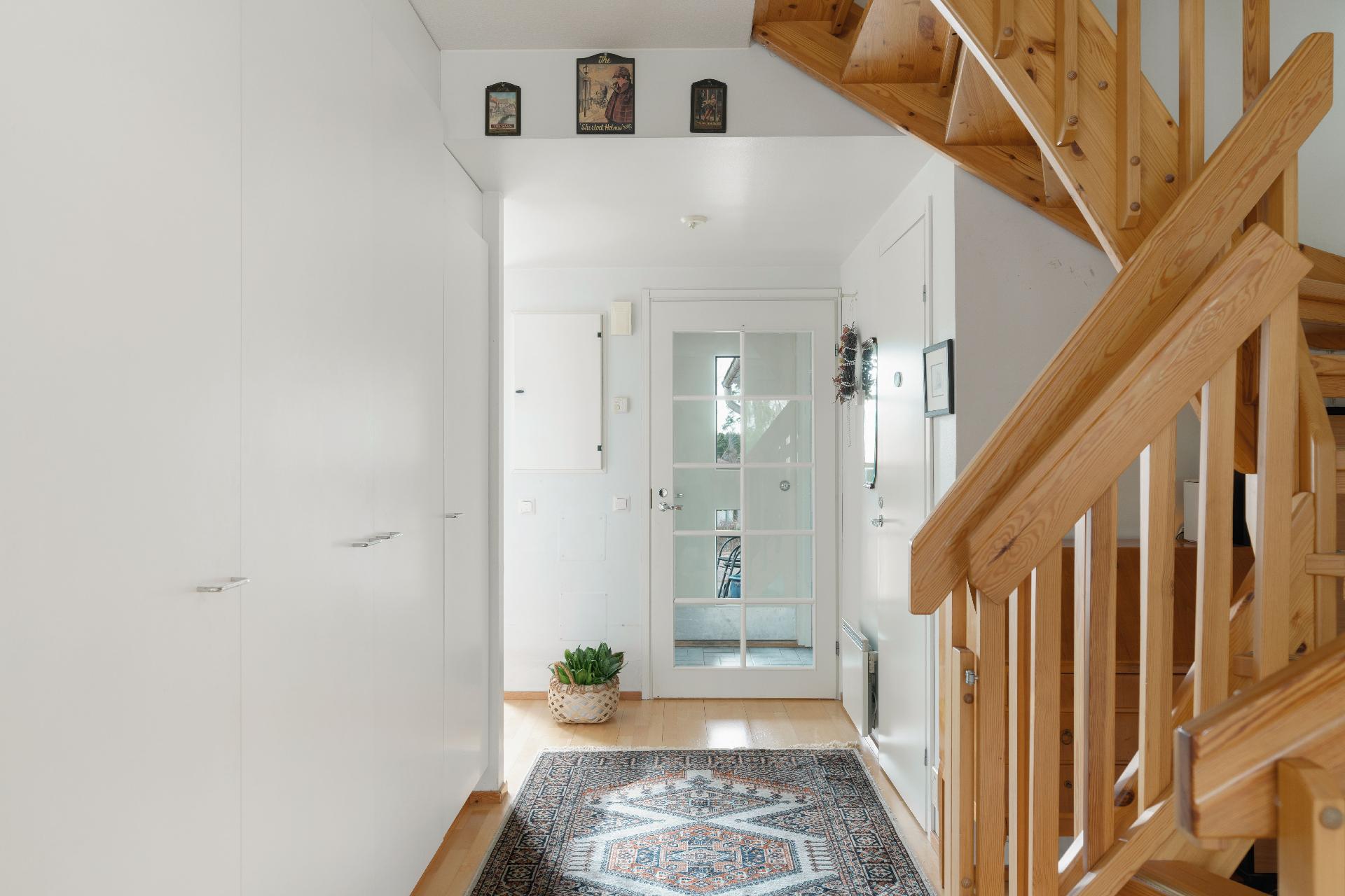 Eteisaulassa on runsaasti kaappeja