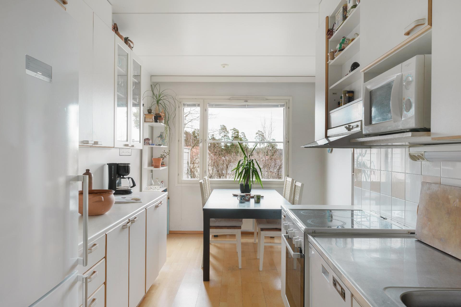 Keittiössä on hyvin säilytystilaa