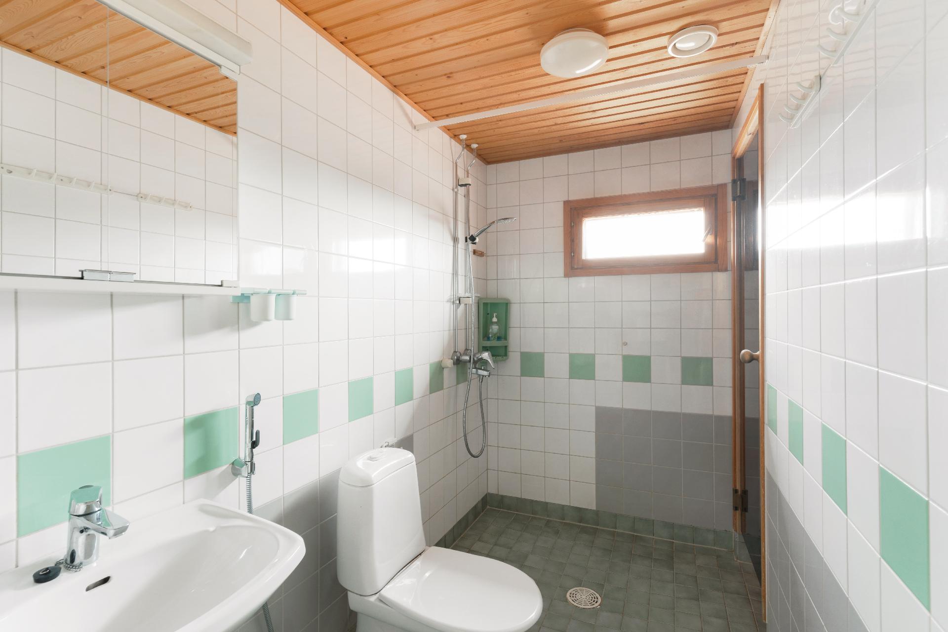 Kylpyhuone, jonka yhteydessä on kodinhoitohuone