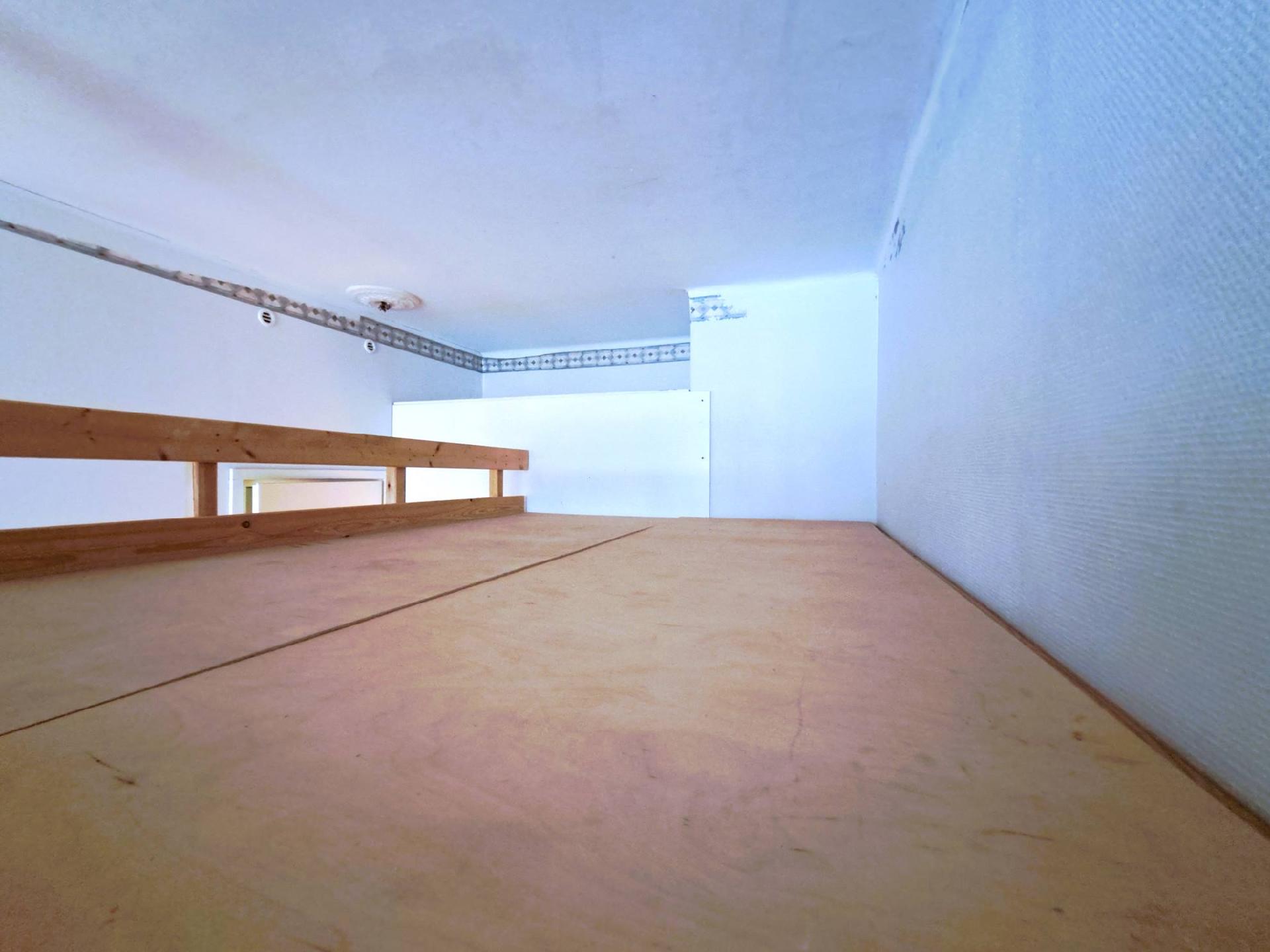 makuuparvi keittokomeron päällä