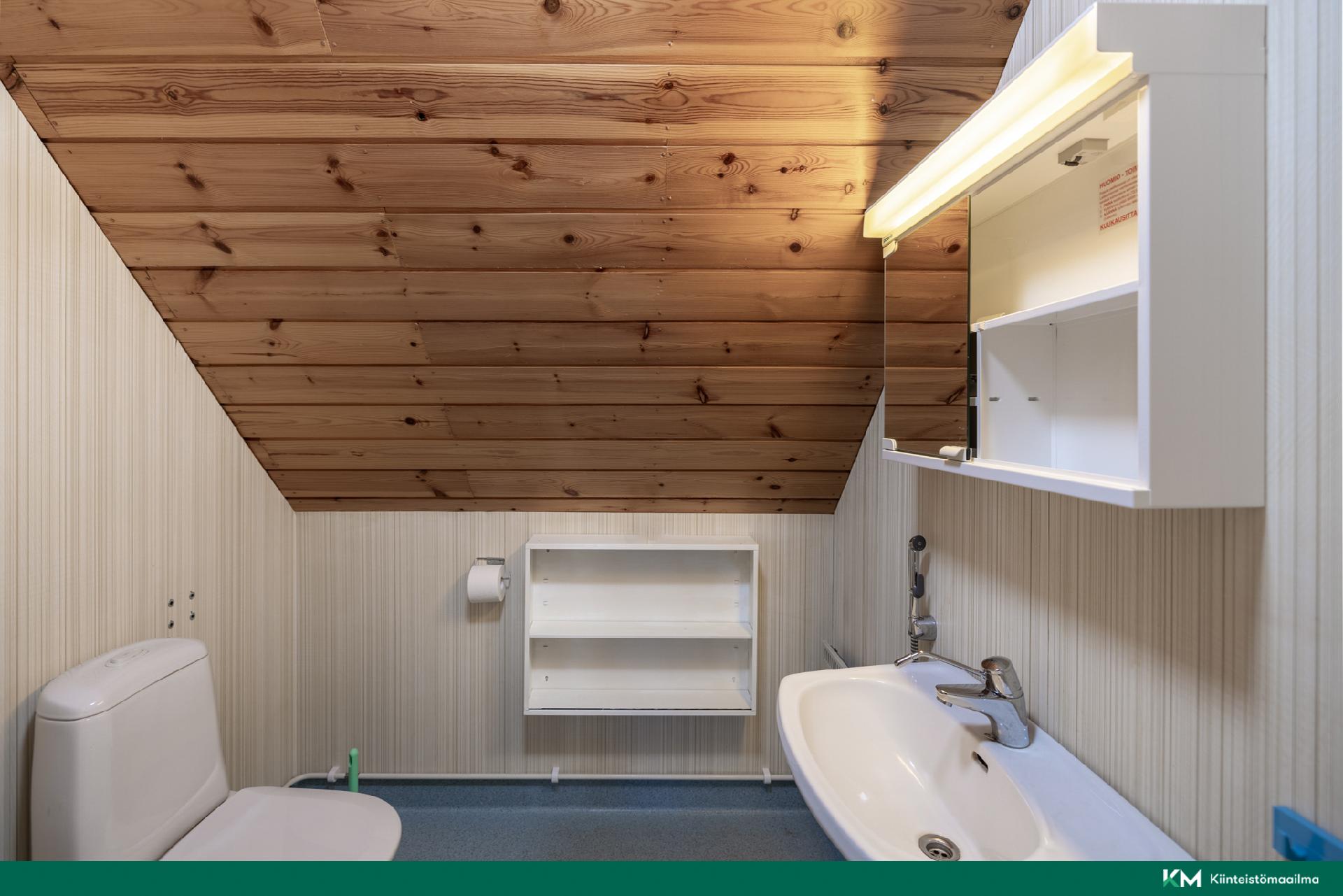 yläkerran erillinen wc