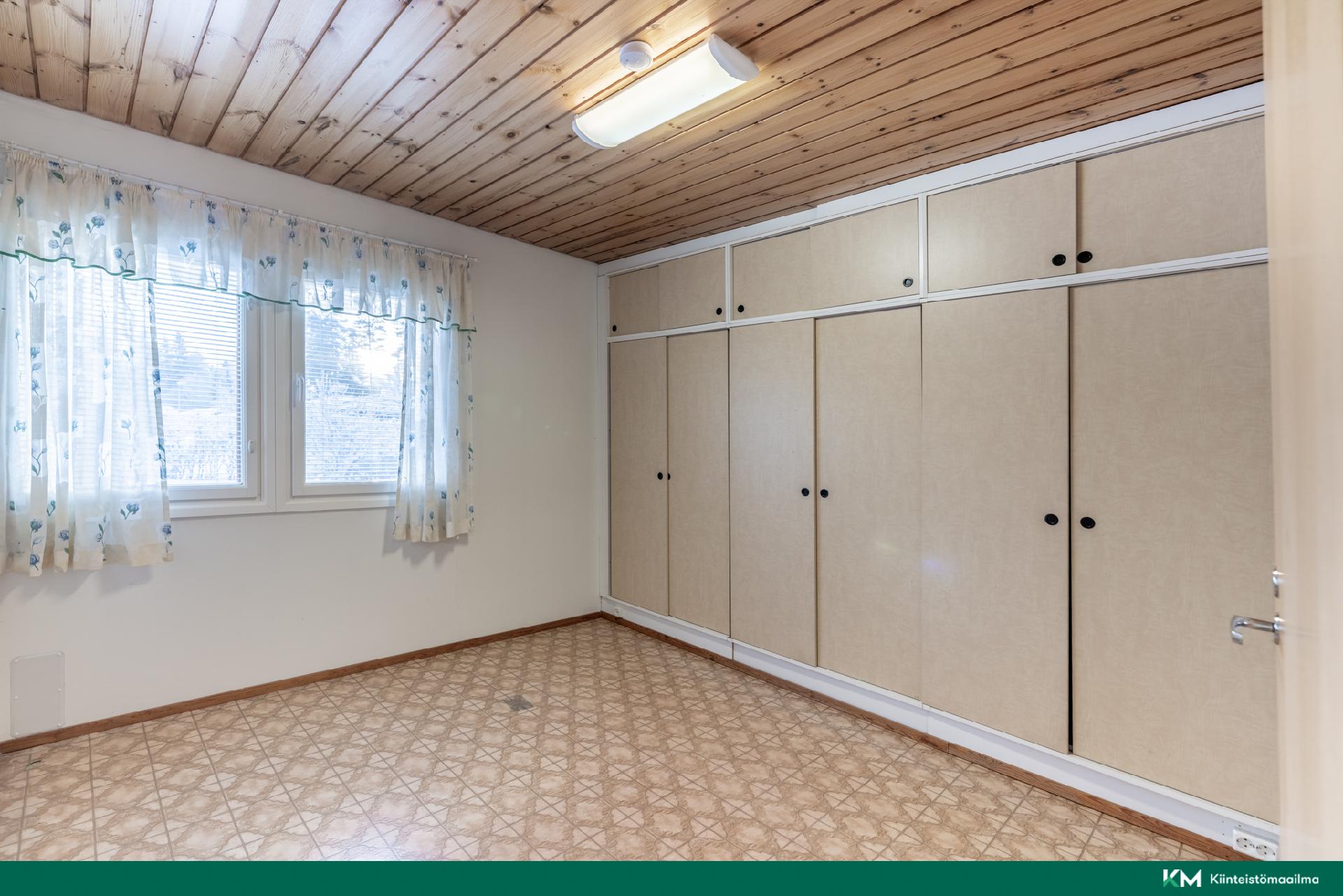 alakerran huone, josta käynti kph+s