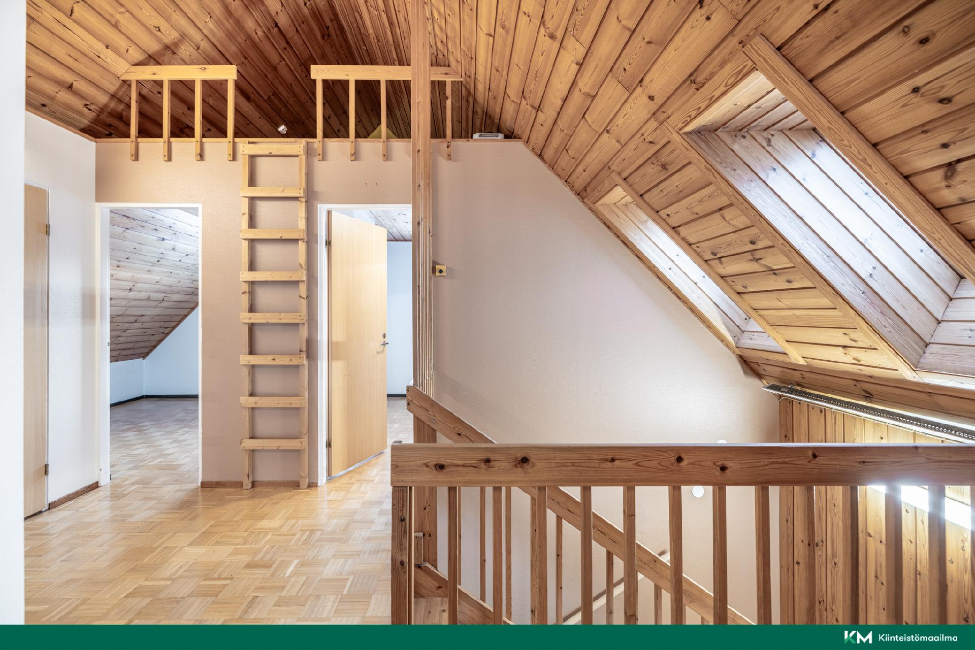 yläkerrassa kaksi parvea