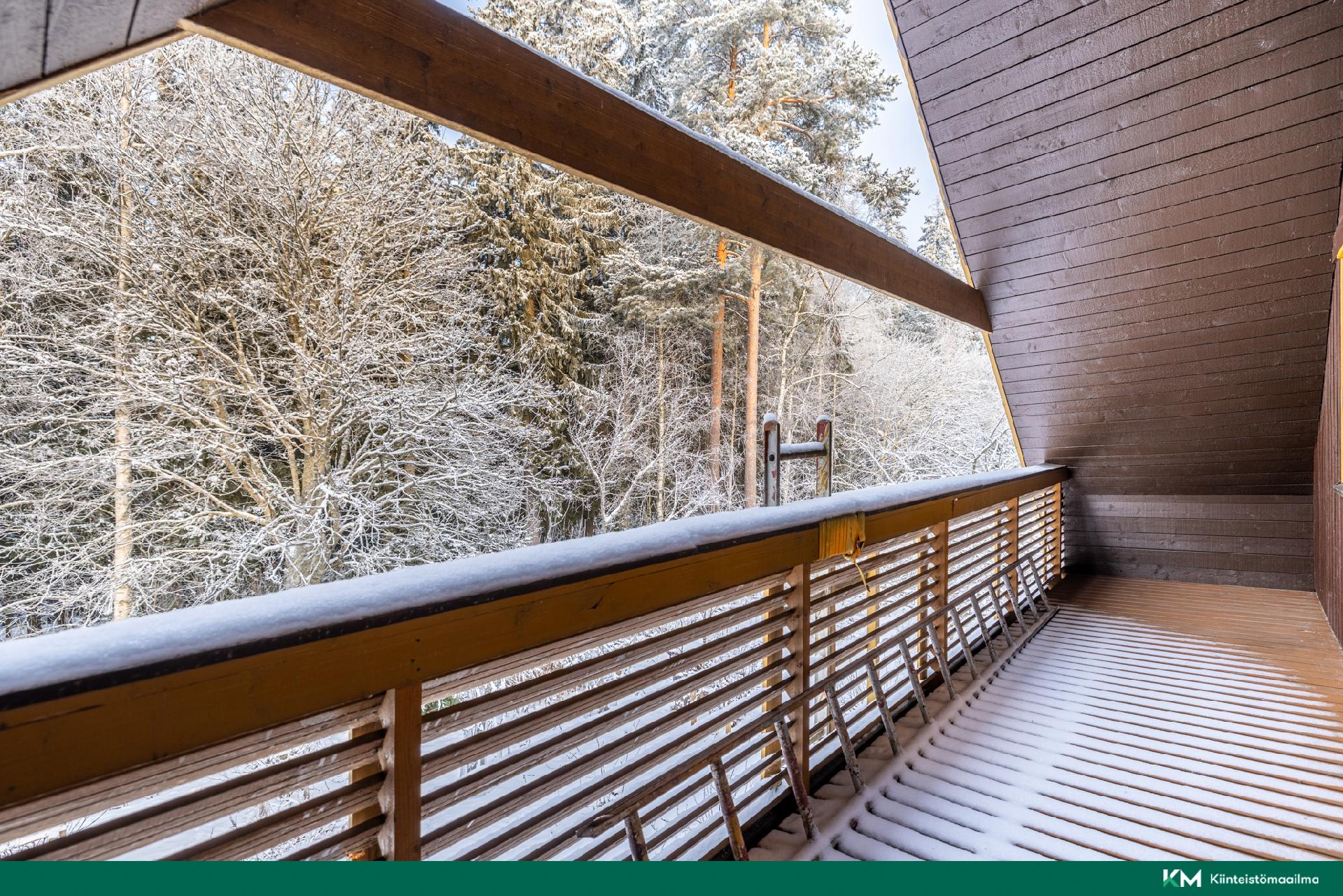 parveke takapihan suuntaan