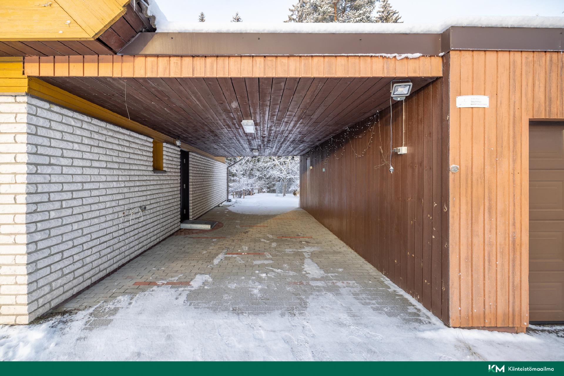 katos autotalli/varaston ja talon välissä
