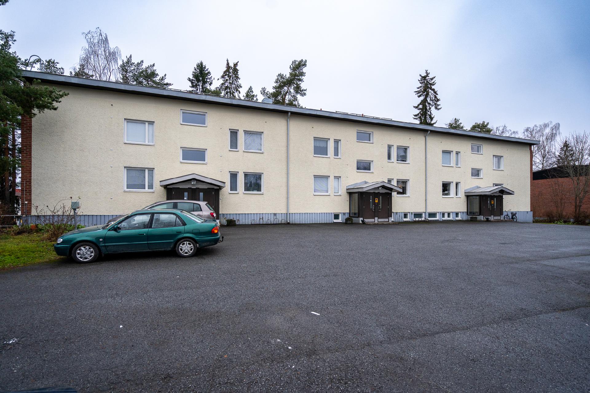 Julkisivu kadulta päin