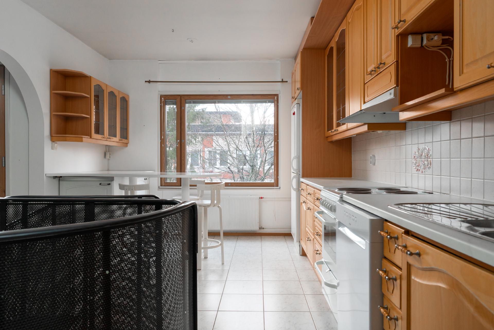 keittiö ja kierreportaat alakertaan (katutasossa)