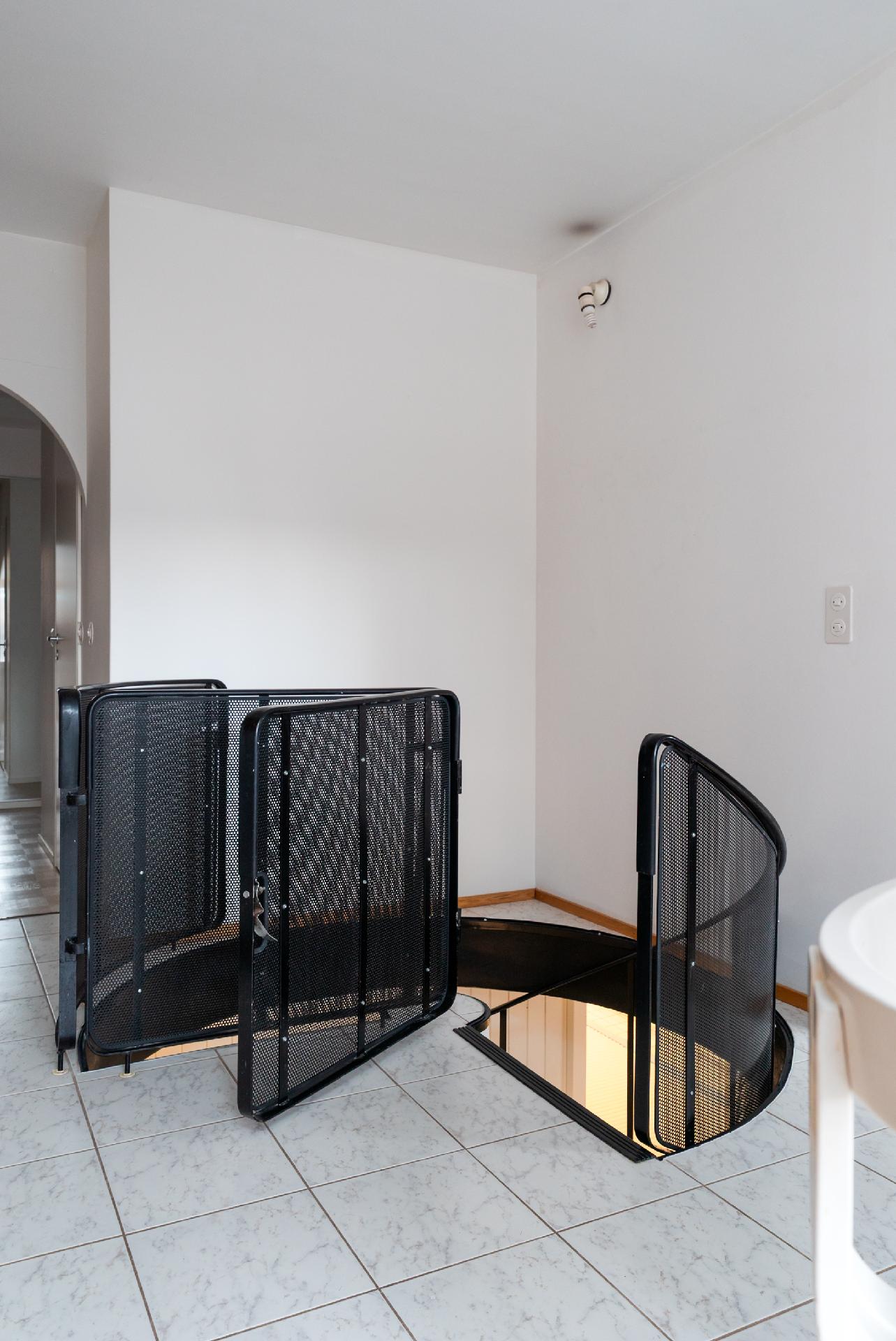 kierreportaan alakertaan (katutasossa)