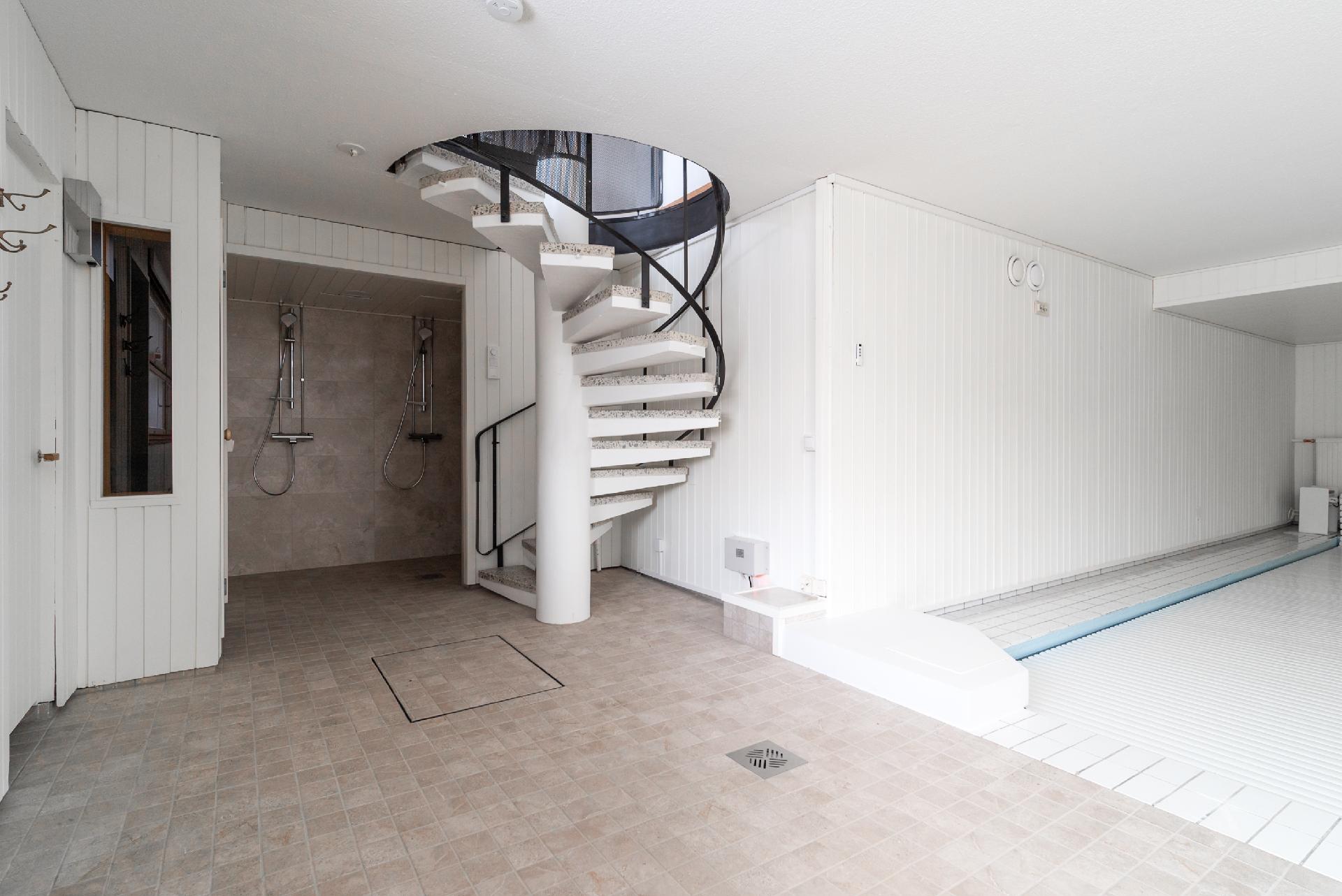 alakerran saunaosastoa ja uima-allashuonetta