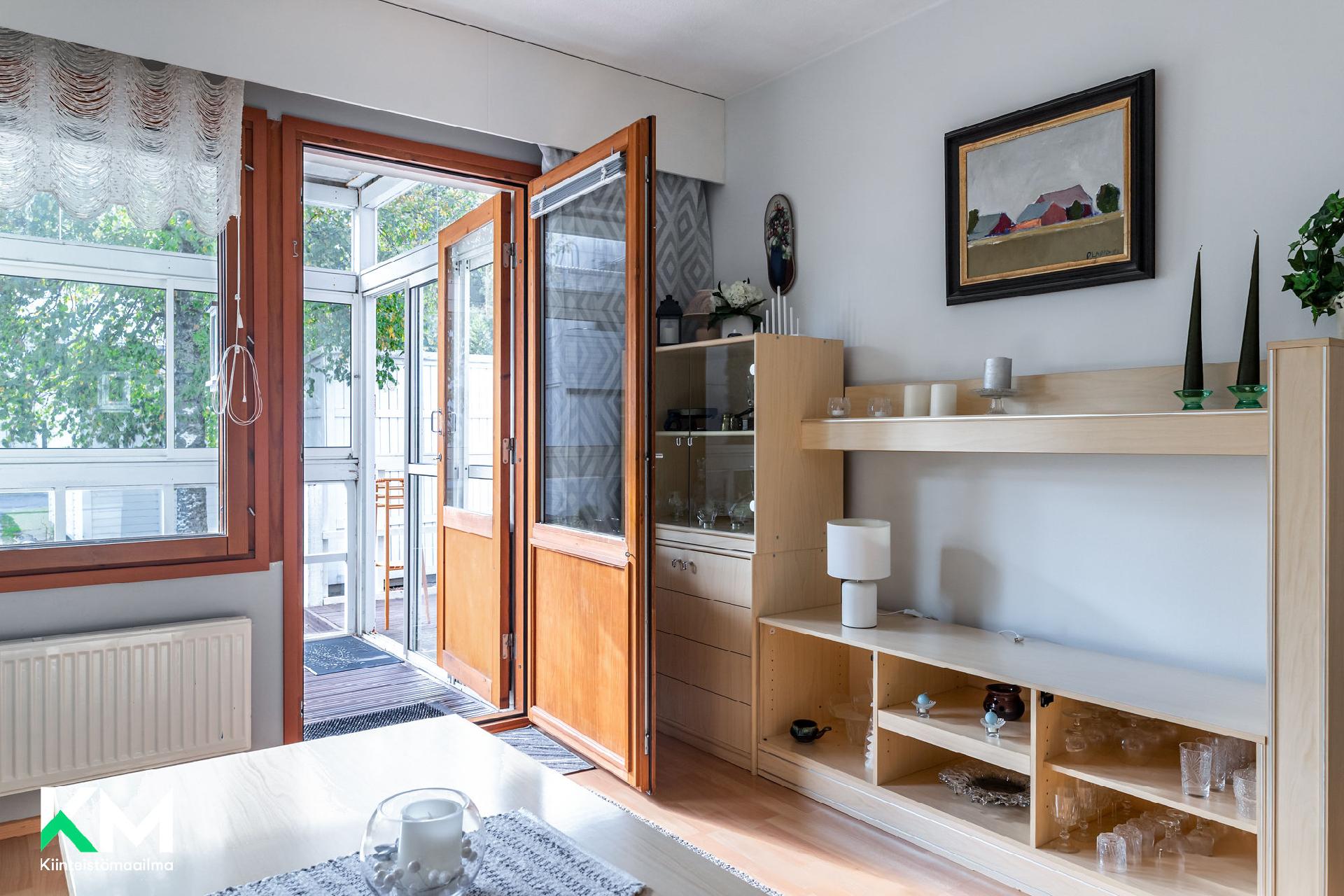 Käynti terassille olohuoneesta