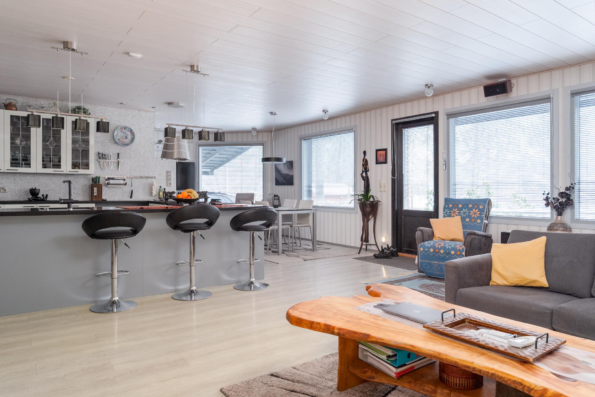 olohuone, keittiö ja ruokailutila