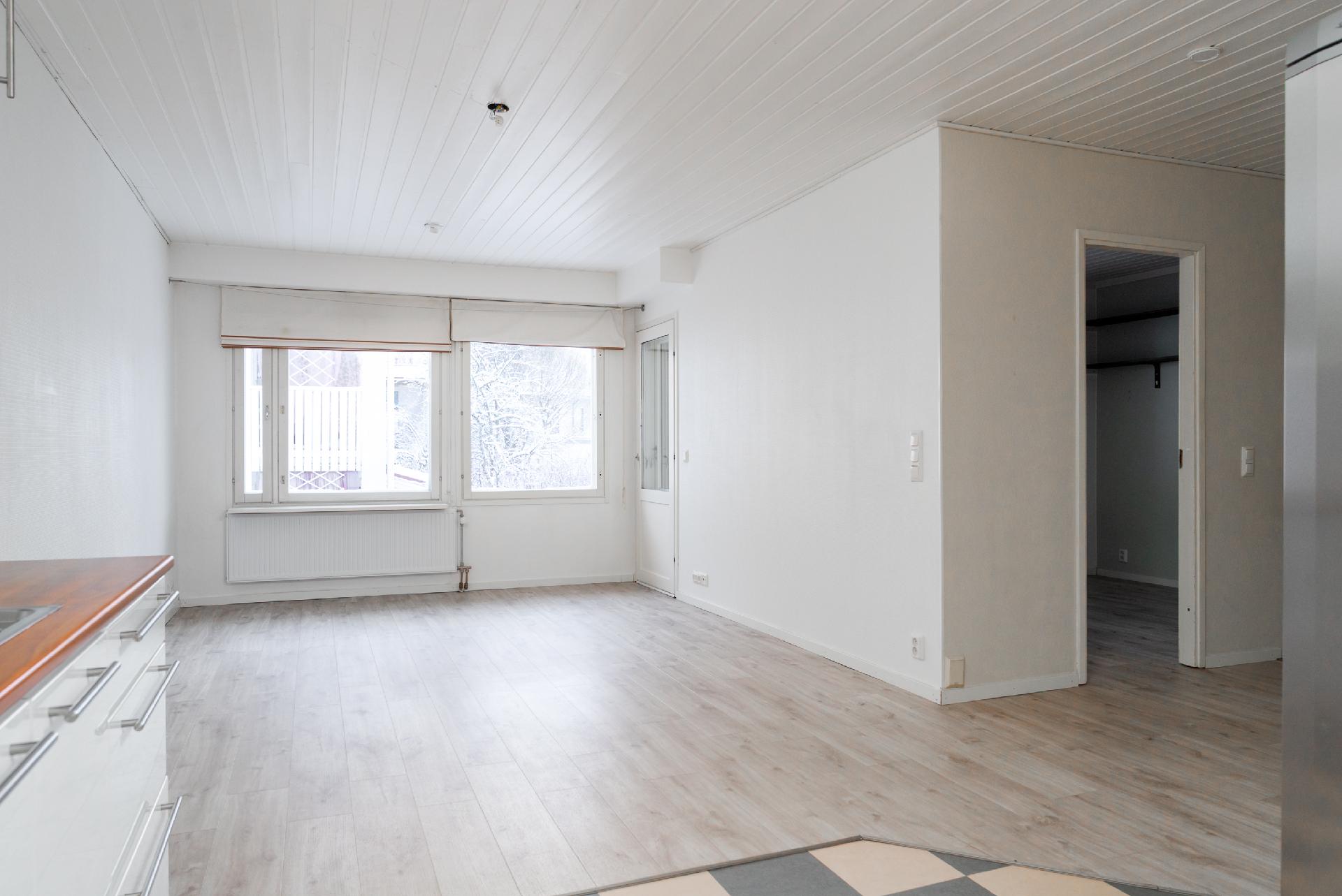 Näkymä keittiöstä olohuoneeseen