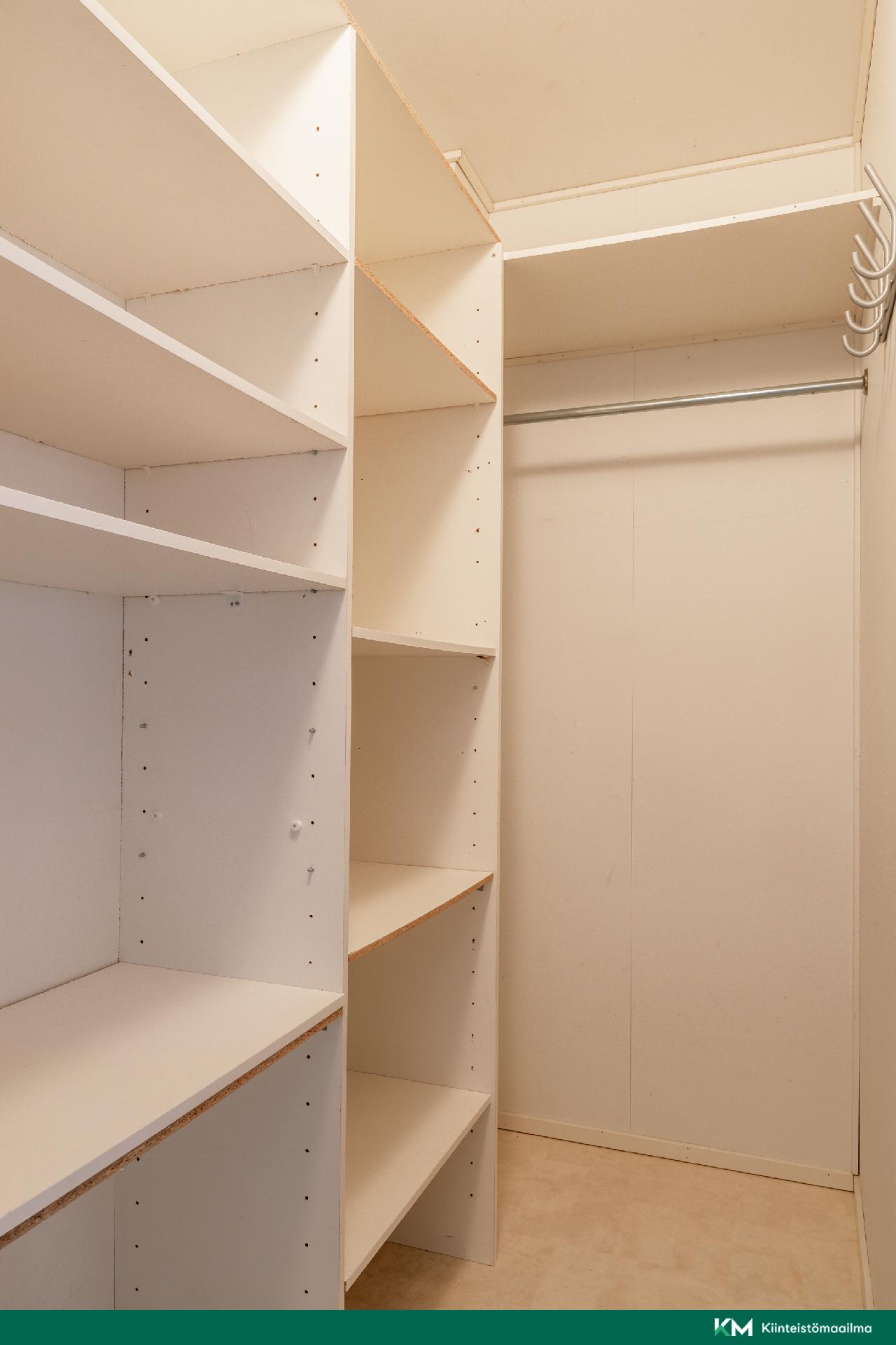 Vaatehuone kivana lisänä.