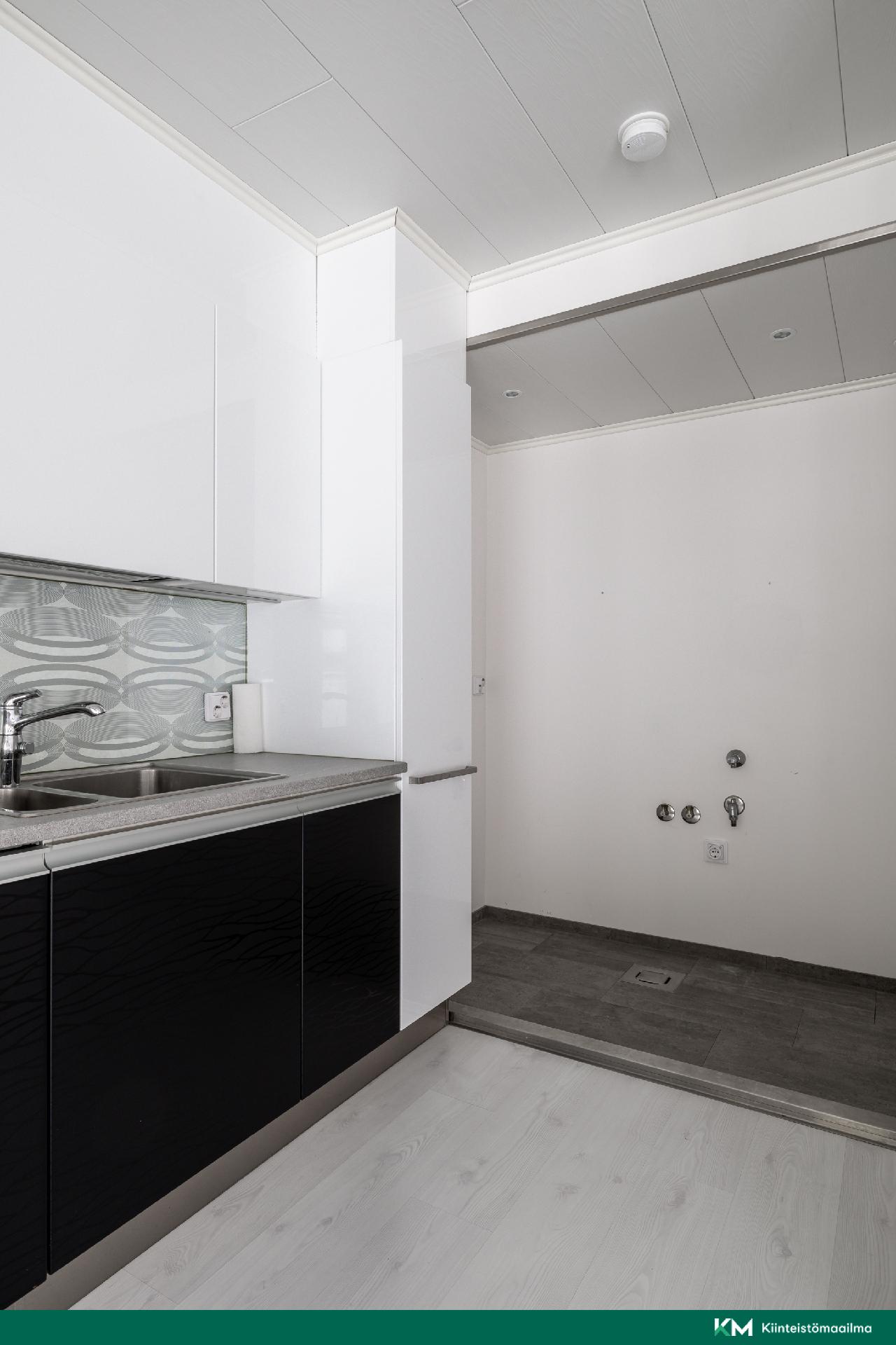 Kodinhoitotila keittiön vieressä.