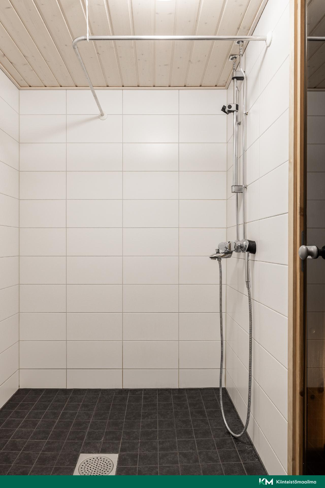 Erillinen kylpyhuone, jossa sauna.