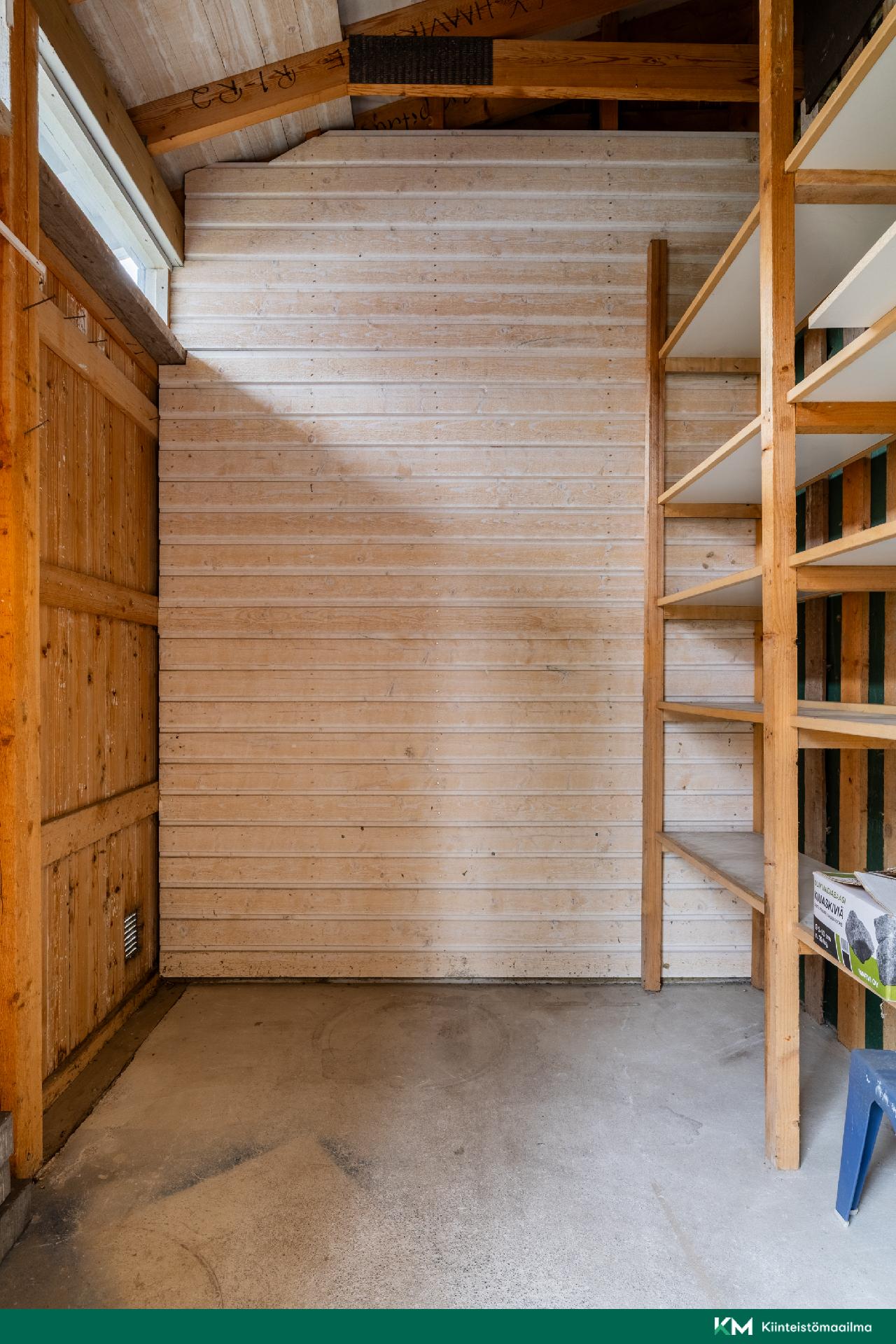 Ulkovarasto asunnon yhteydessä.