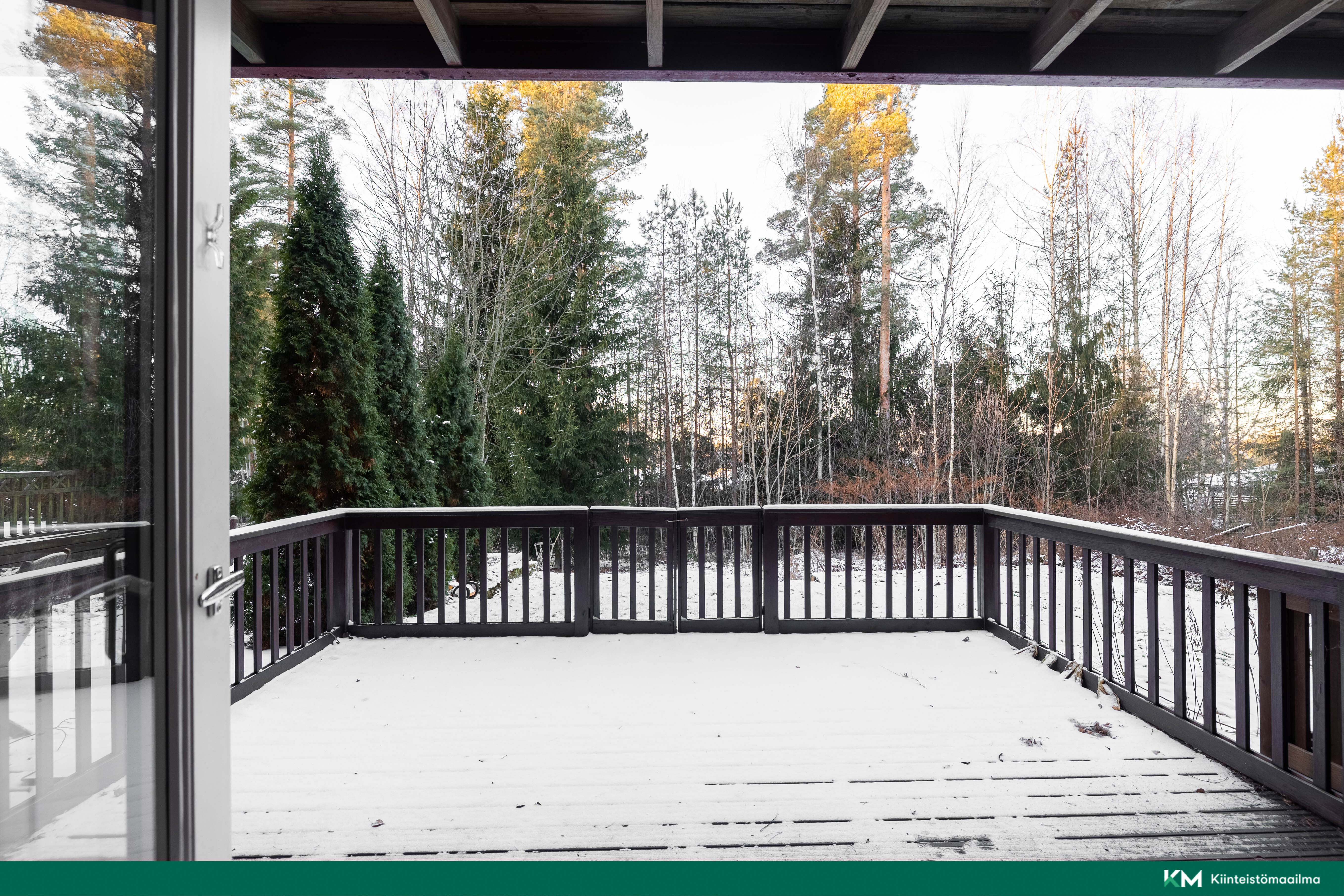 Takapihalla on iso, aidattu terassi