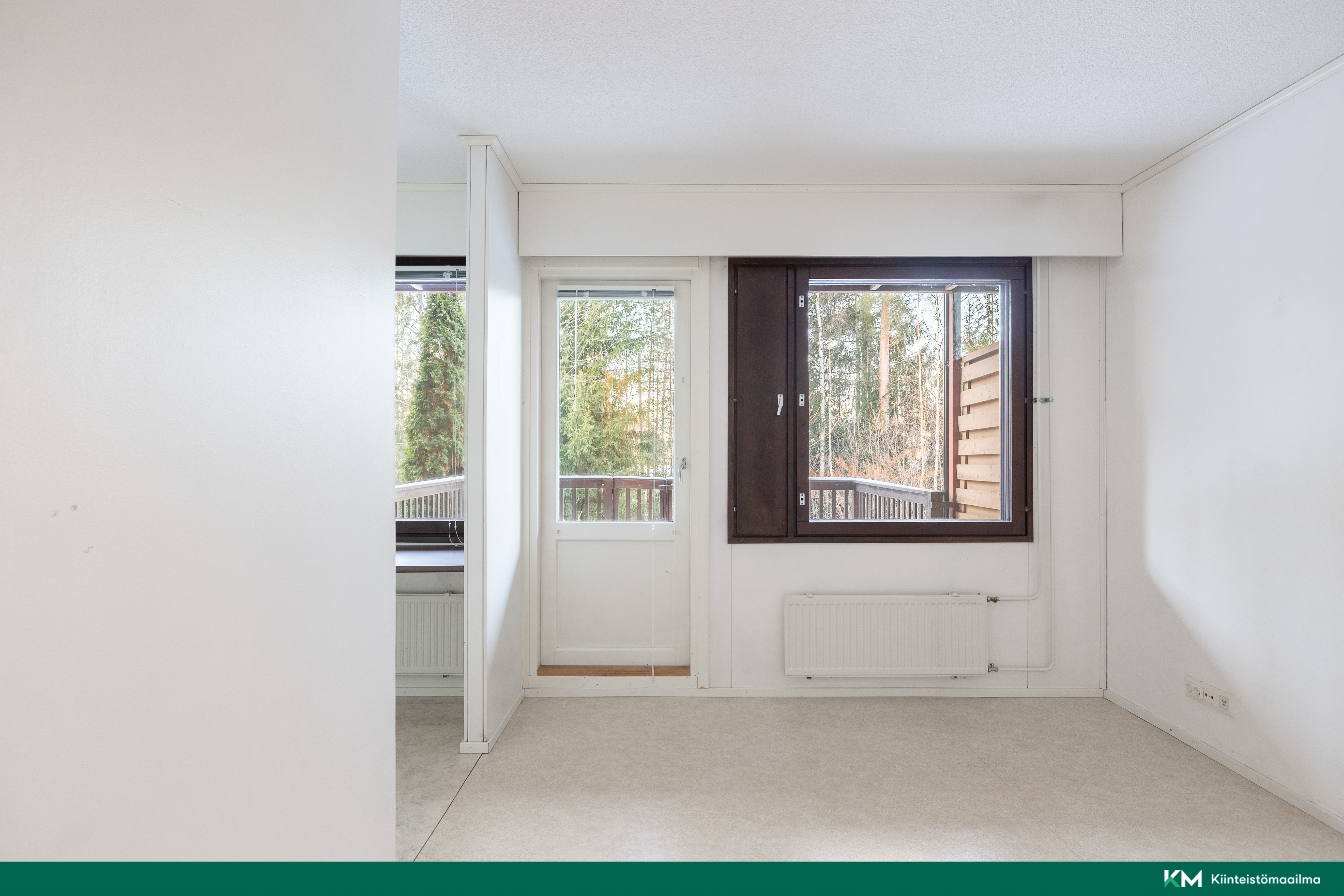 Alakerrassa on makuuhuone, mistä käynti takapihalle