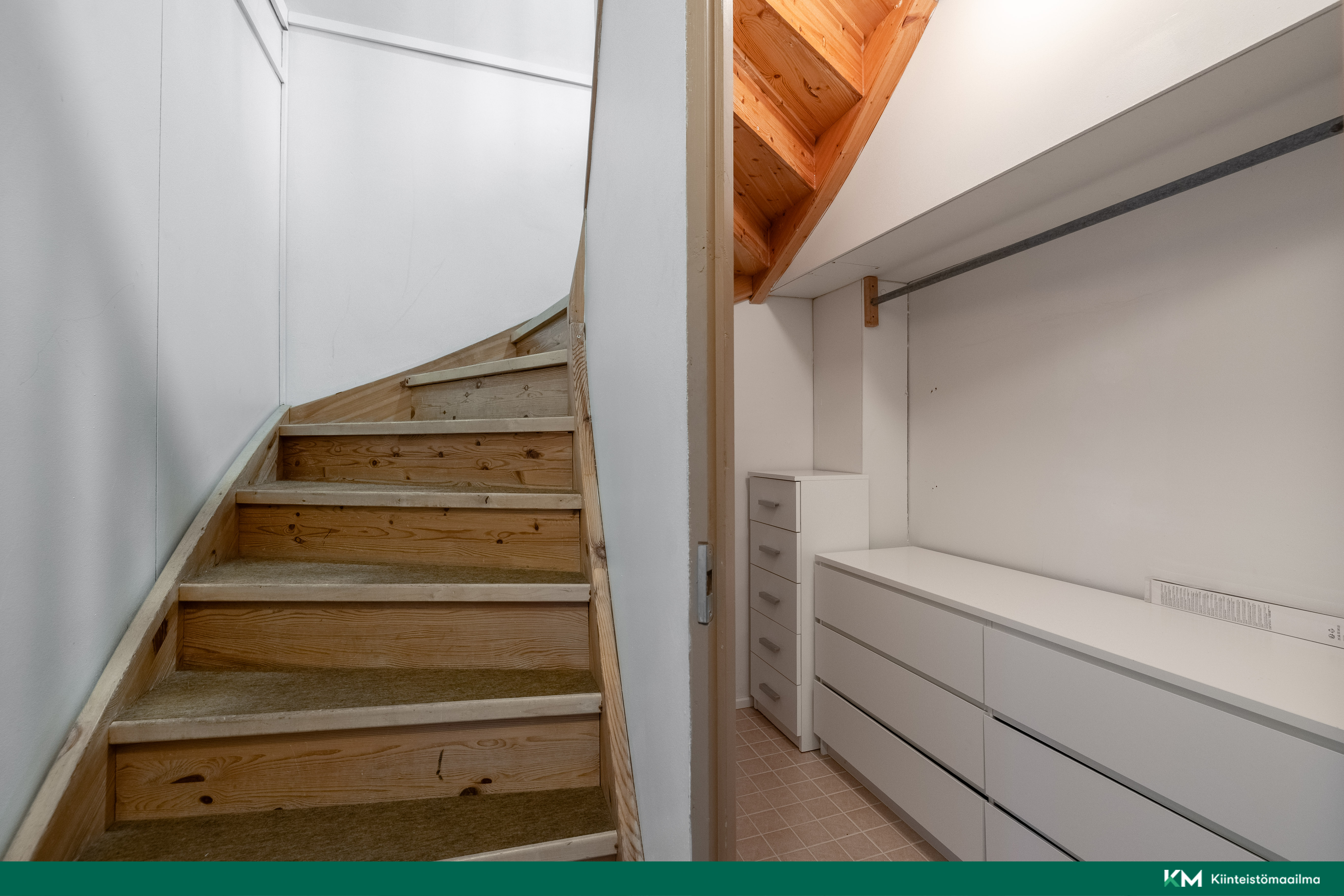 Portaikon alla on säilytystilaa