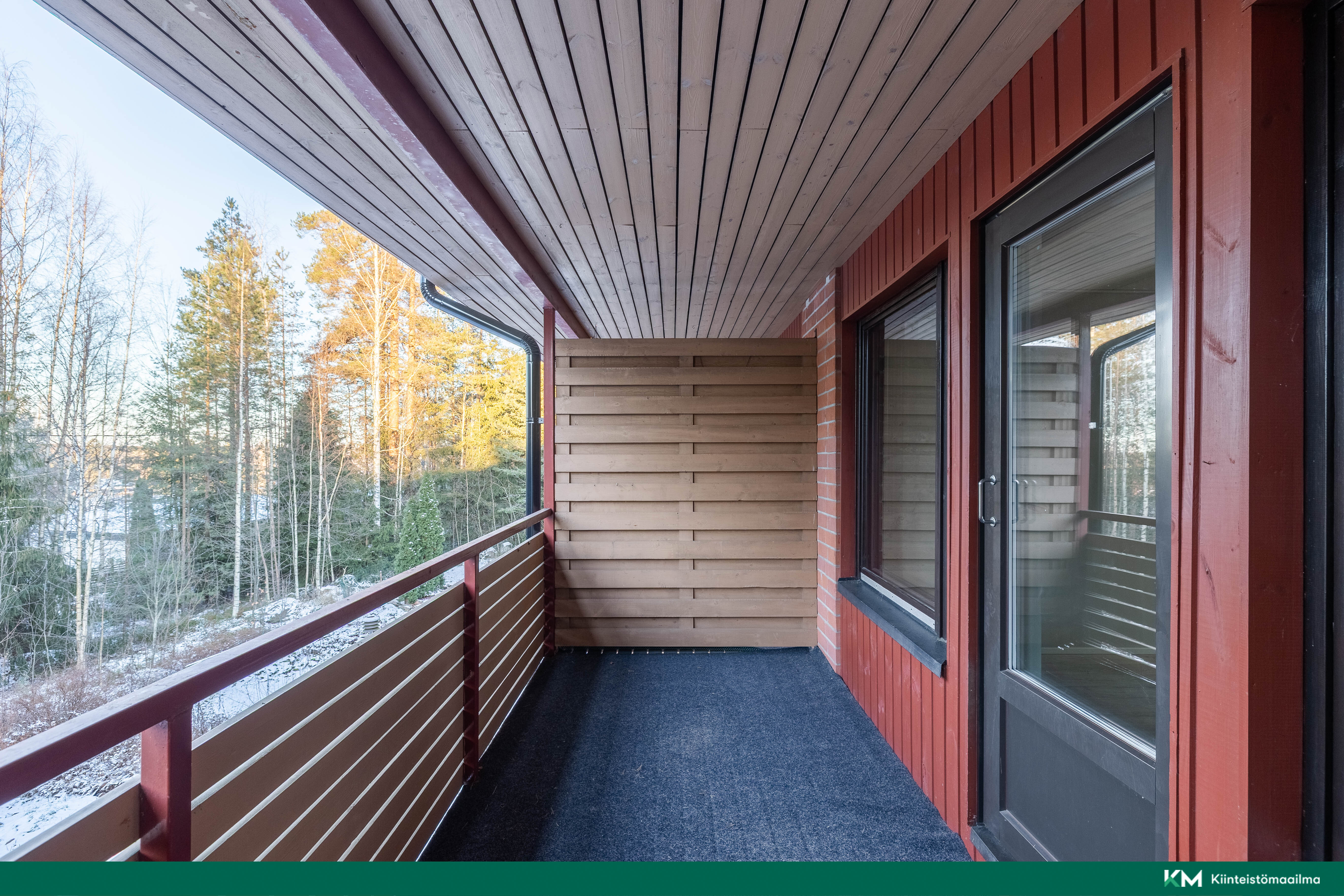 Parveke on koko huoneiston levyinen