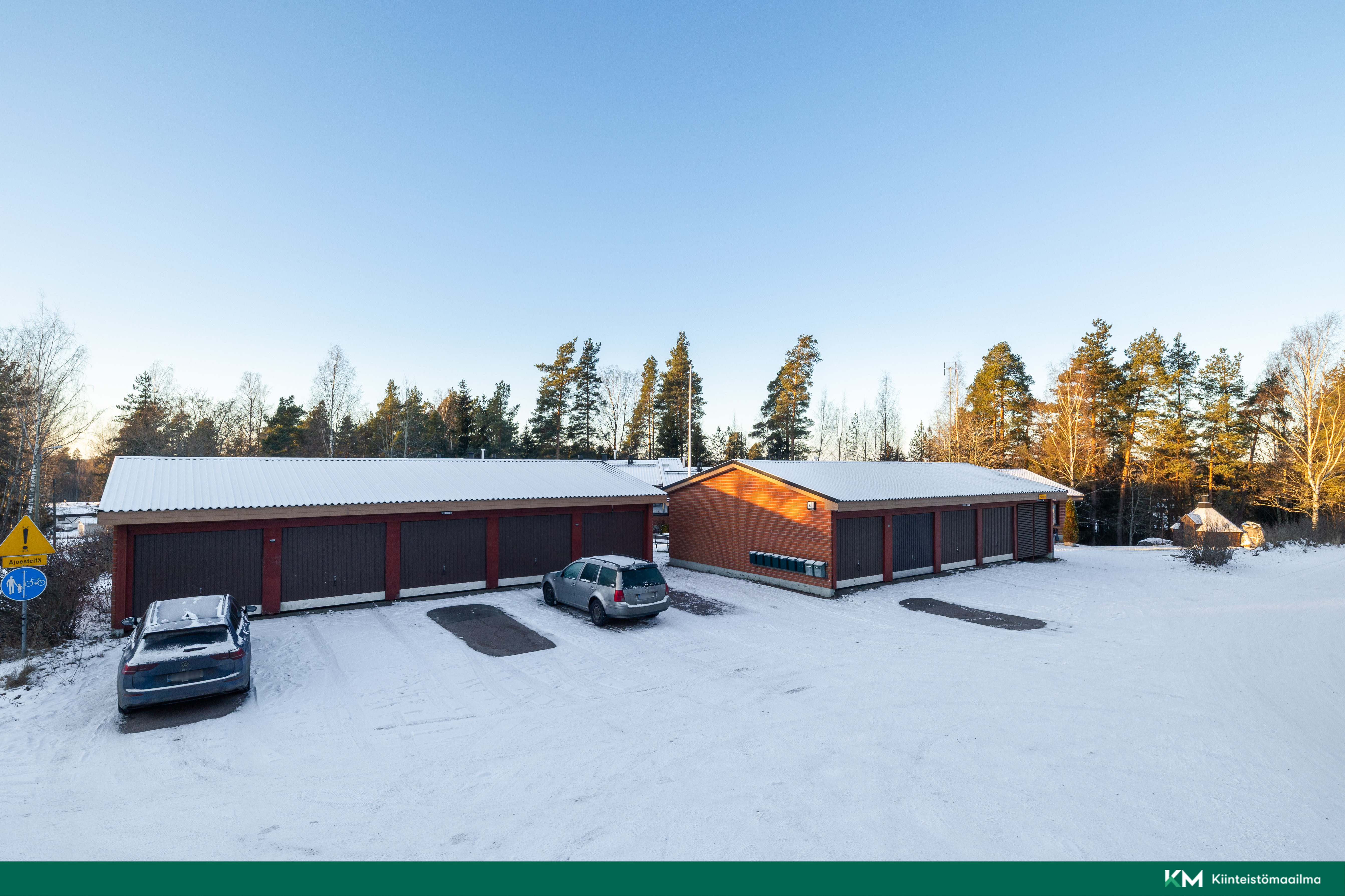 Huoneistolle kuuluu oma autotallipaikka