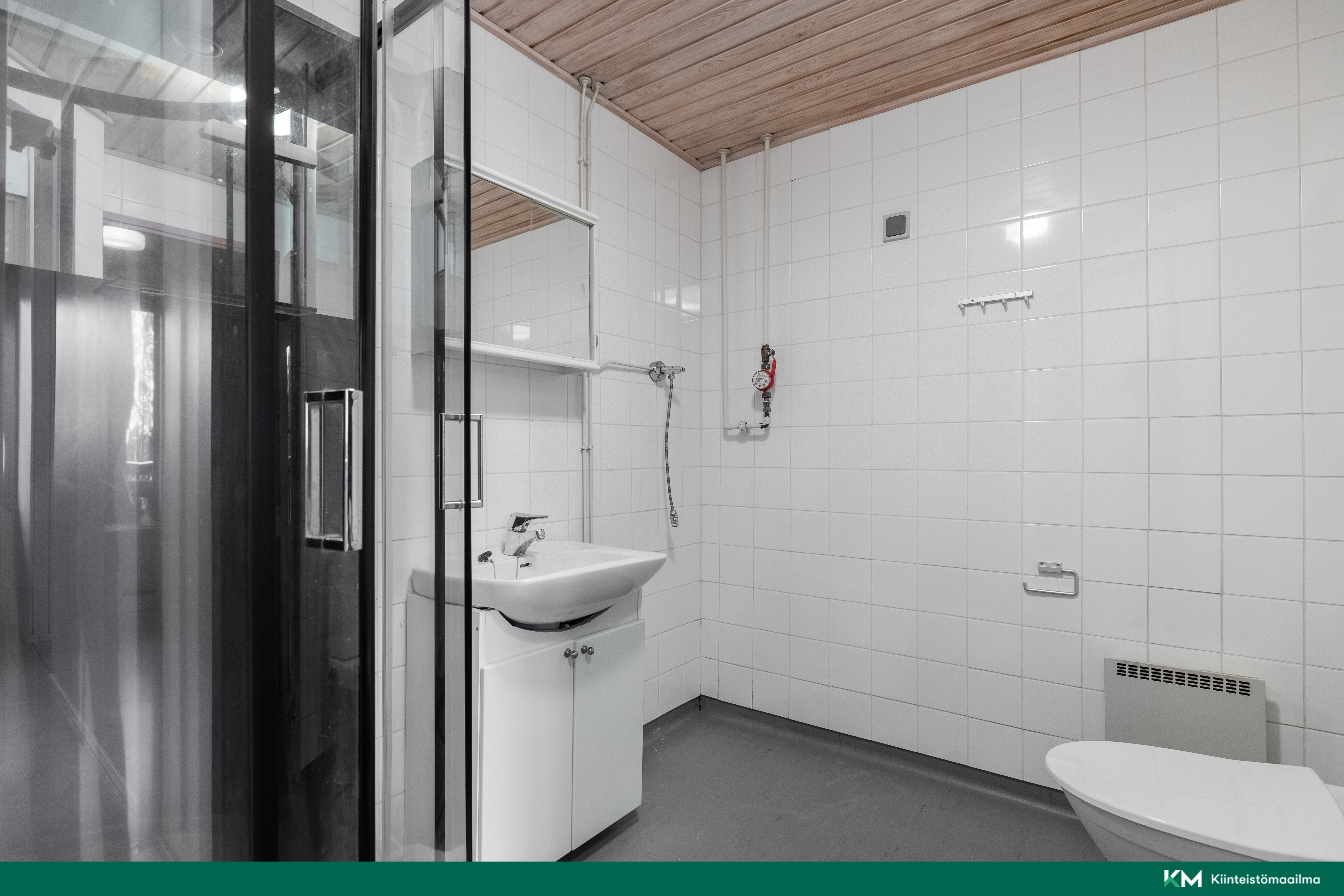 Pesuhuoneessa on toinen wc