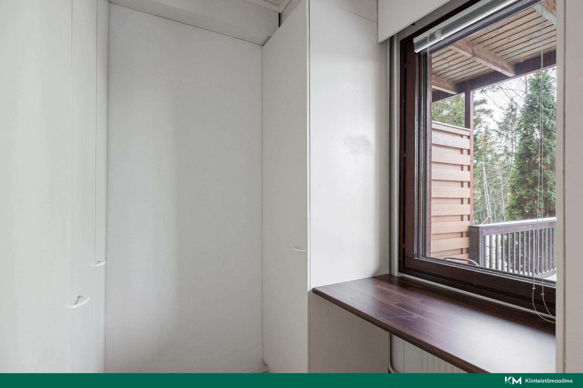 Alakerran makuuhuoneen yhteydessä on pieni varastotila