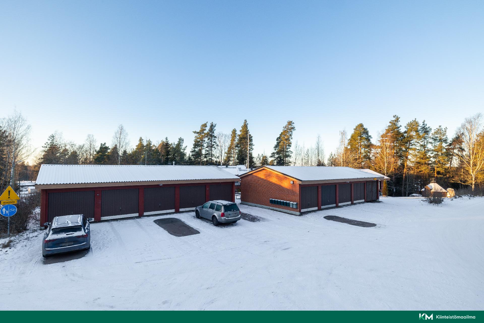 Huoneistolle kuuluu oma autotallipaikka