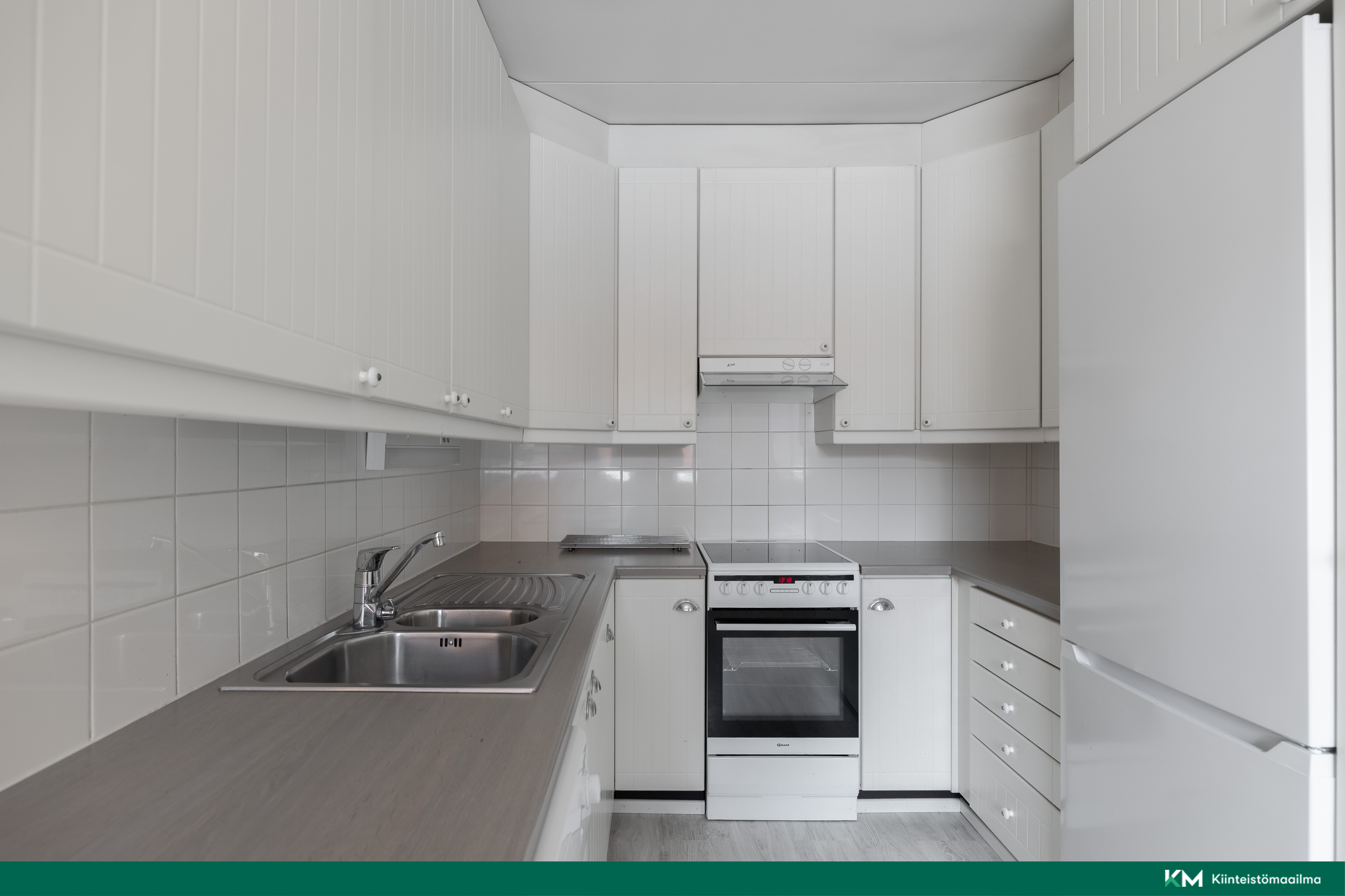 Keittiö on siisti ja kaappitilaa on riittävästi