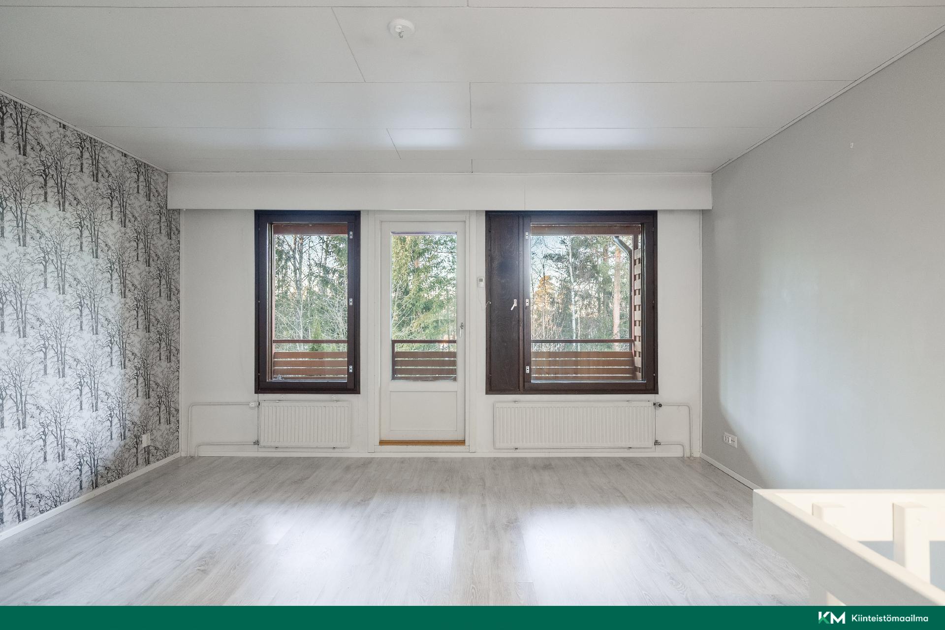 Olohuoneesta on kulku parvekkeelle