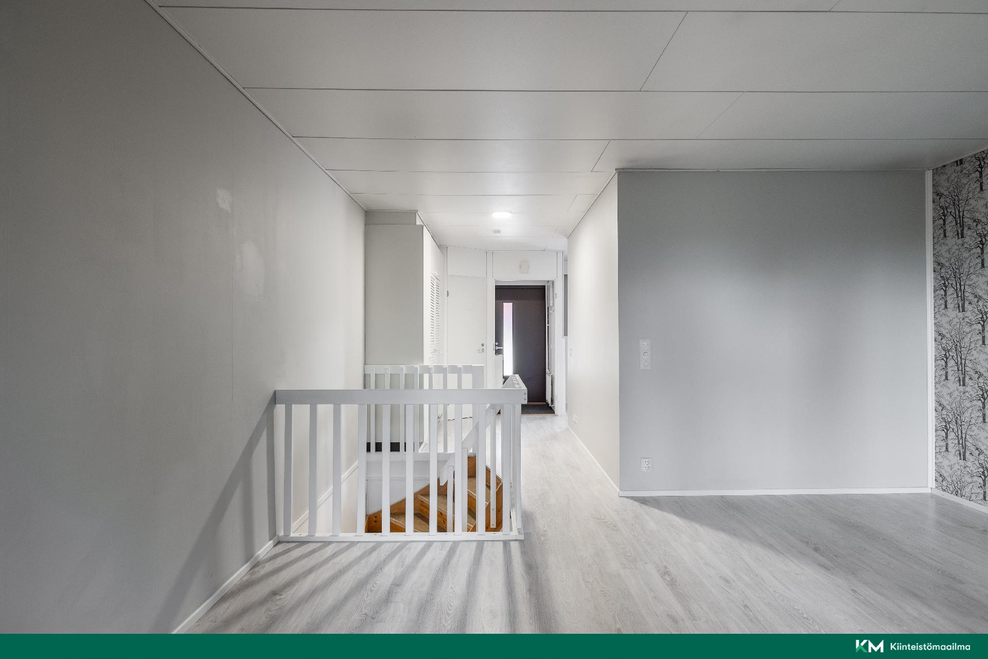 Olohuoneesta näkymä eteisen suuntaan