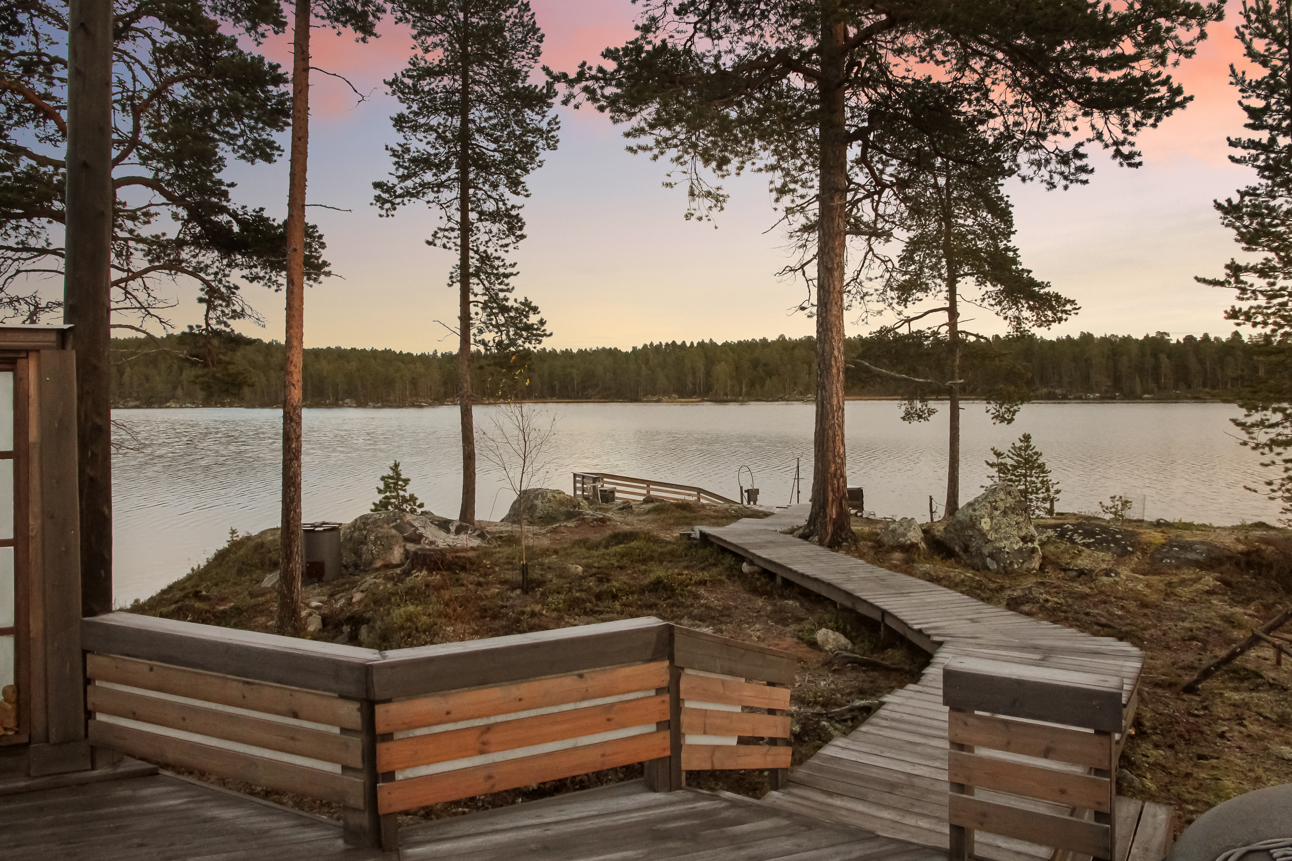 Pihasaunan terassi johtaa laiturille