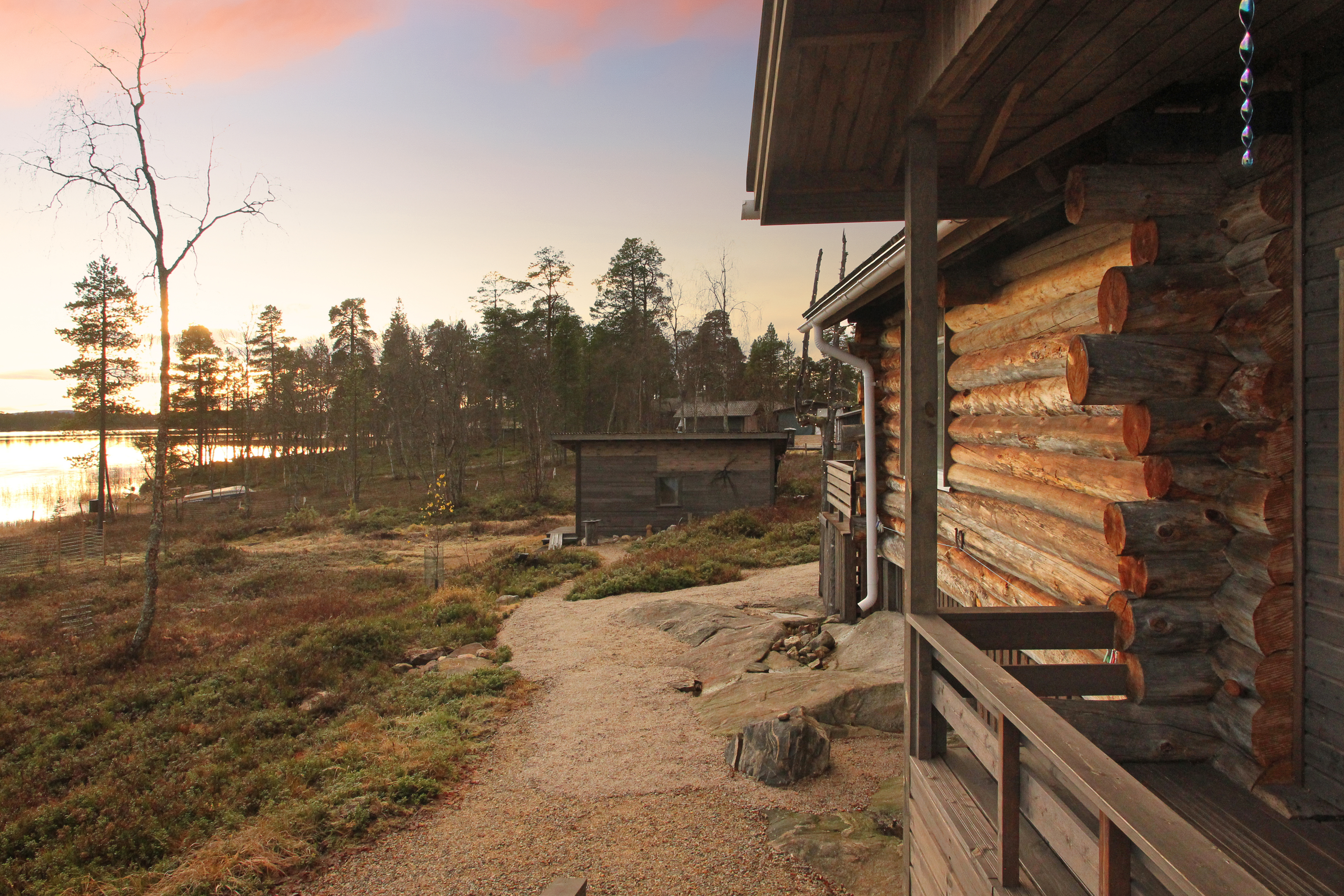 Näkymä takapihan terassilta