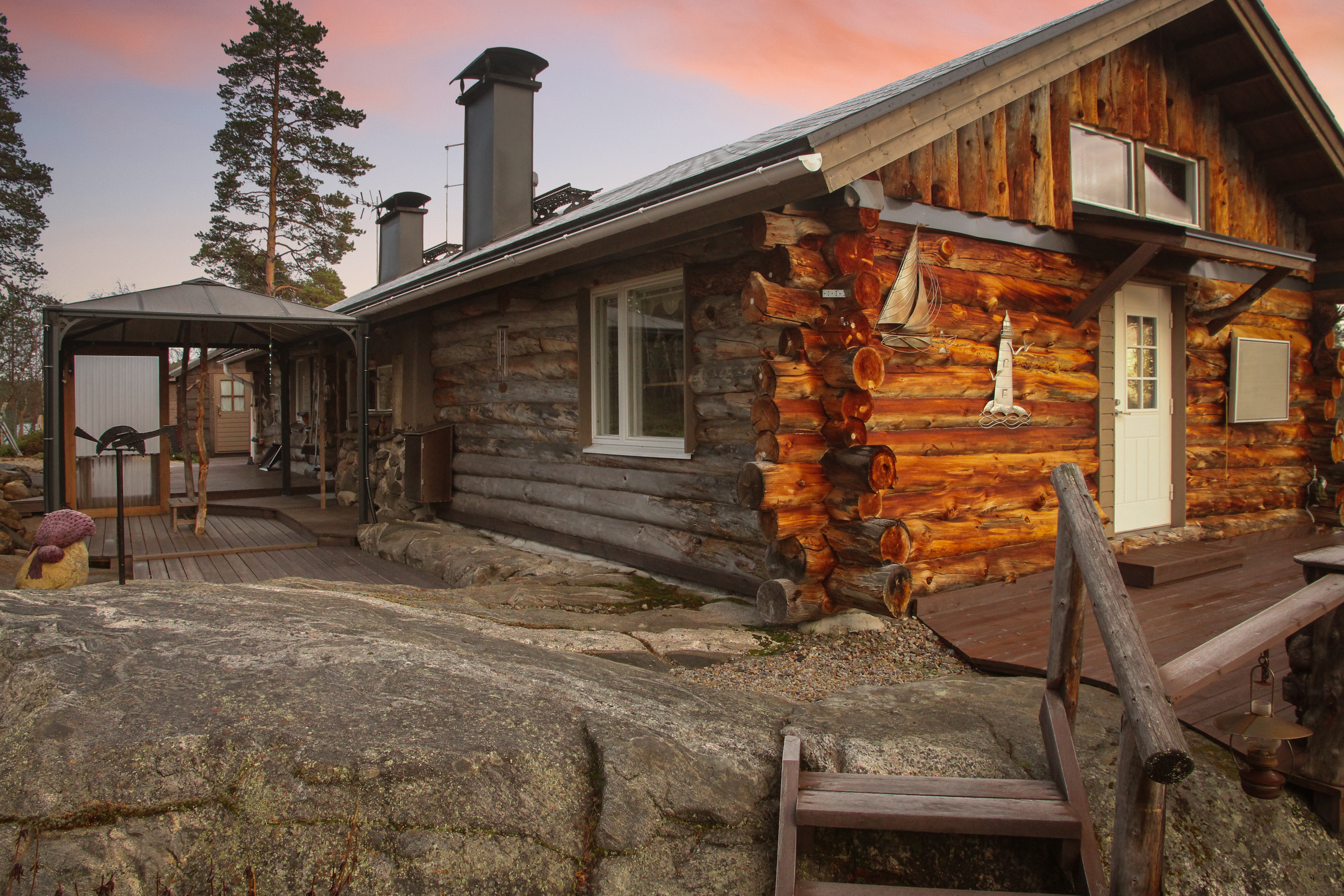 Etupiha ja sisäänkäynti sekä sivuterassi