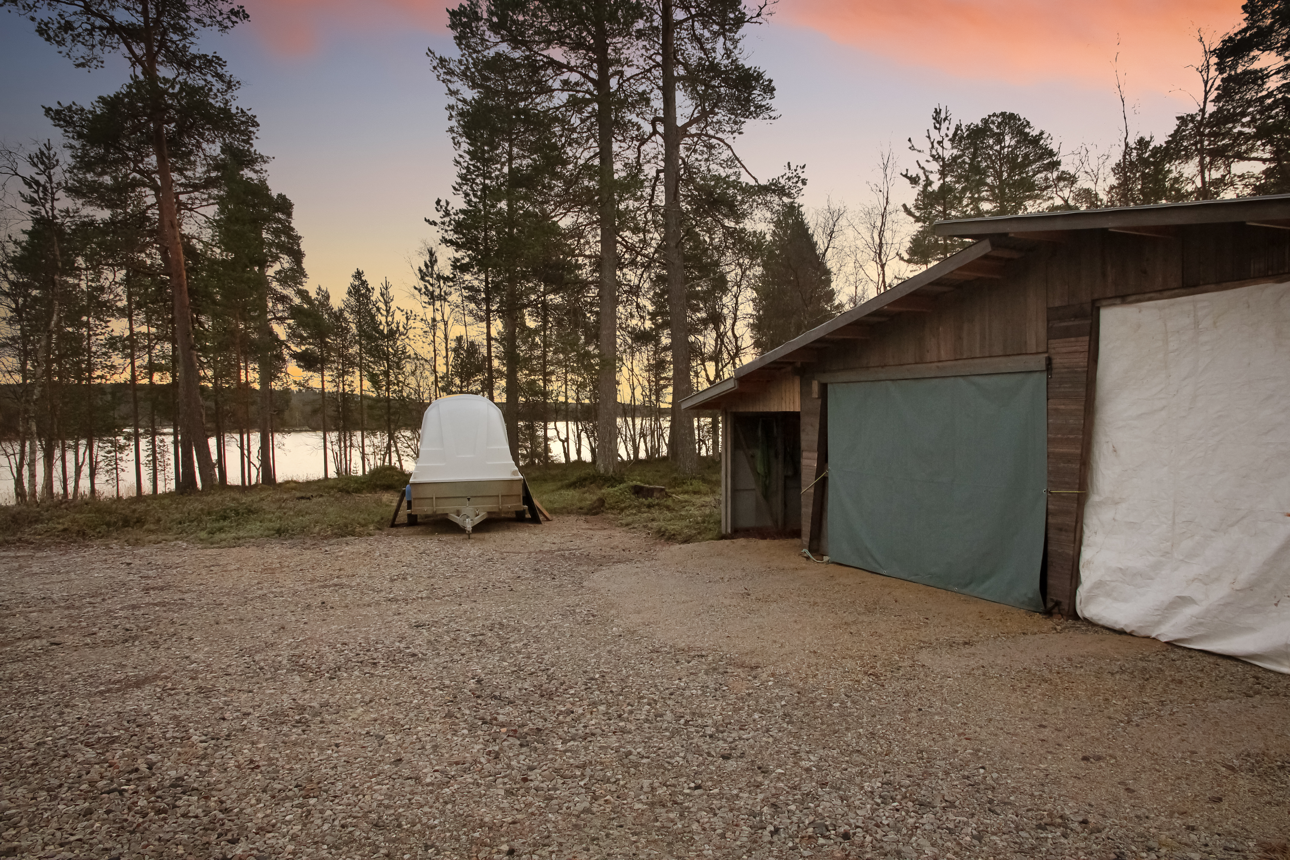 Autotalli/katos ja varastotilaa