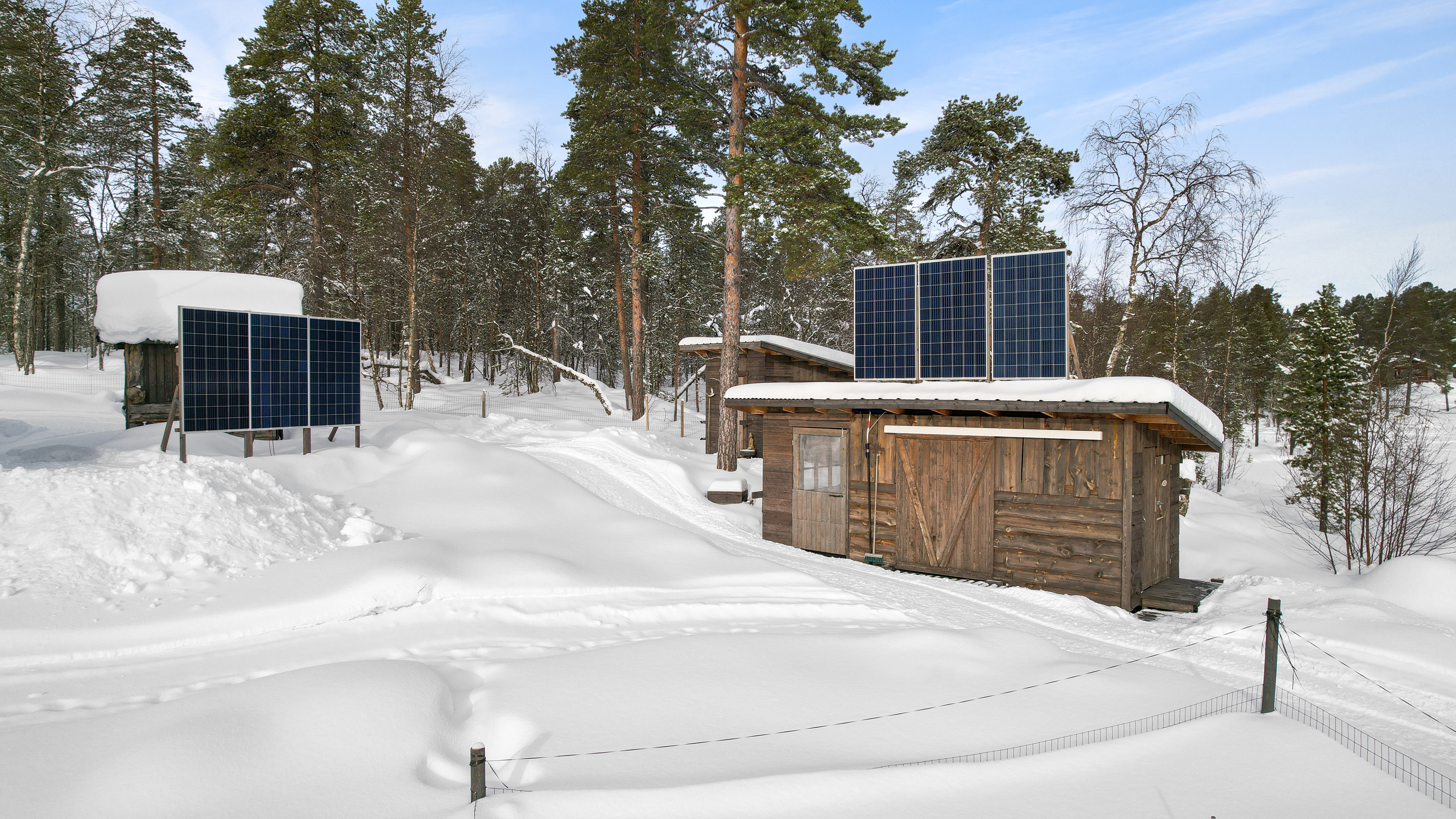 Puuvaja/varasto ja toinen ulkohuussi