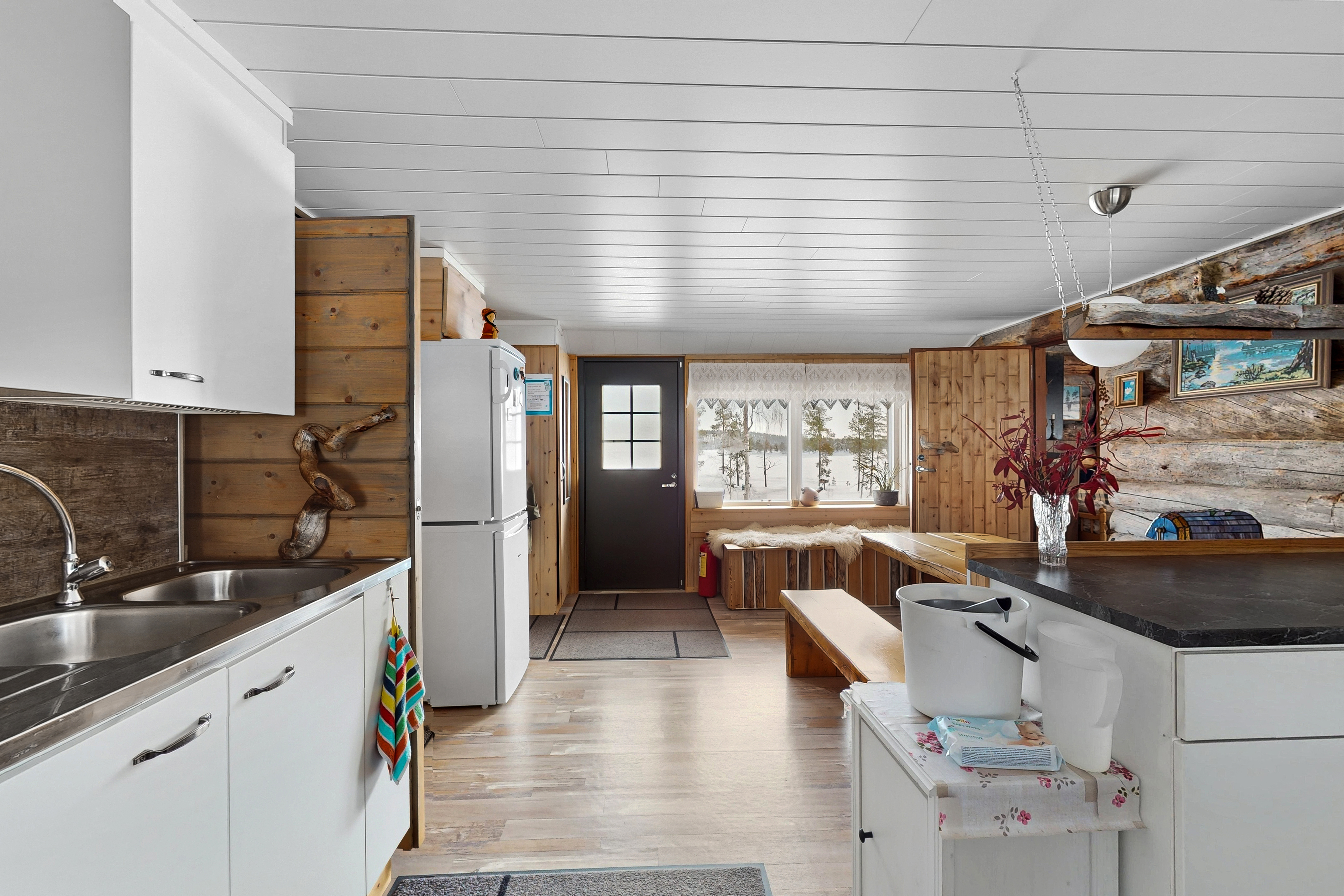 Näkymiä keittiöstä ruokailutilan suuntaan