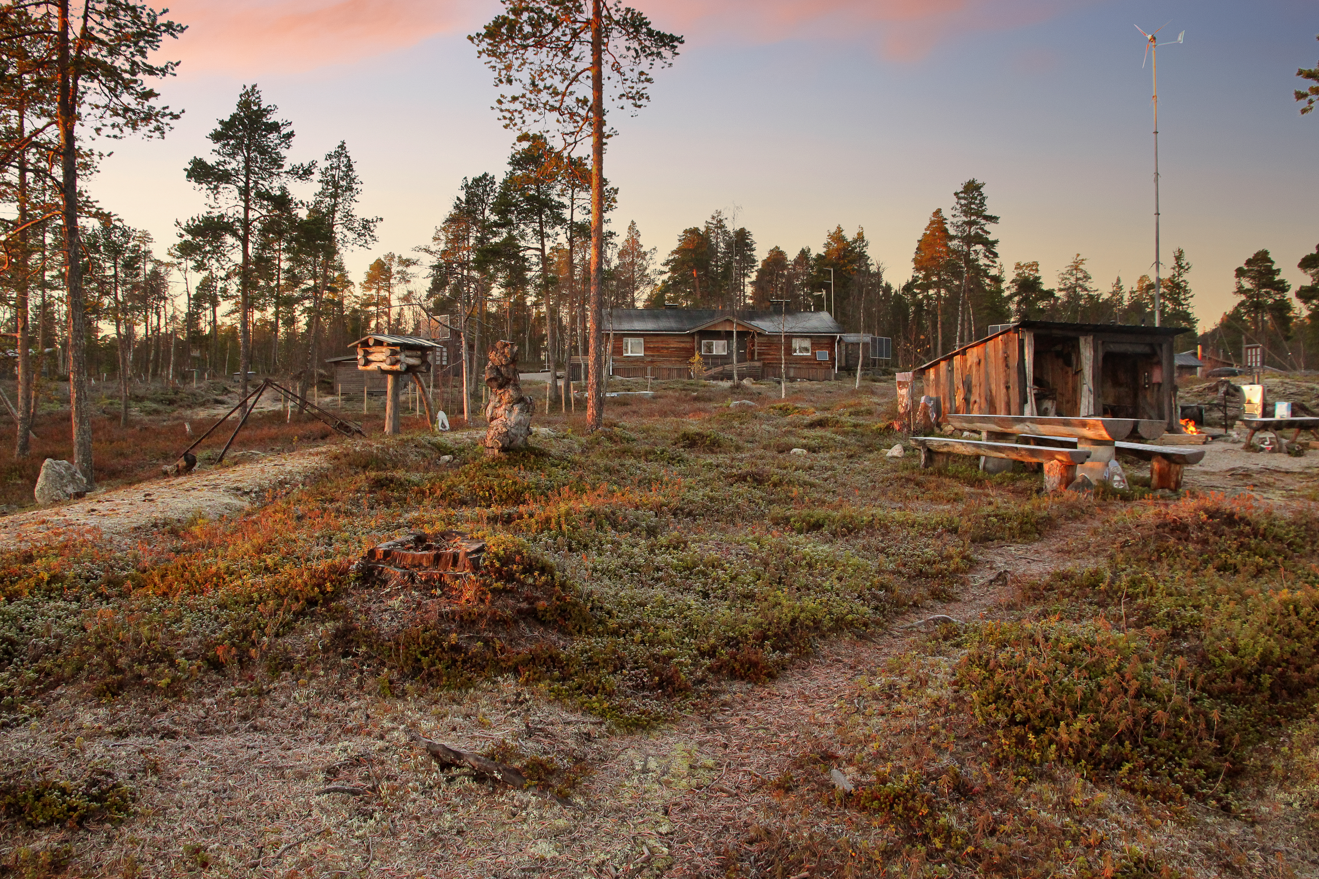 Rannassa tulistelupaikka ja laavu