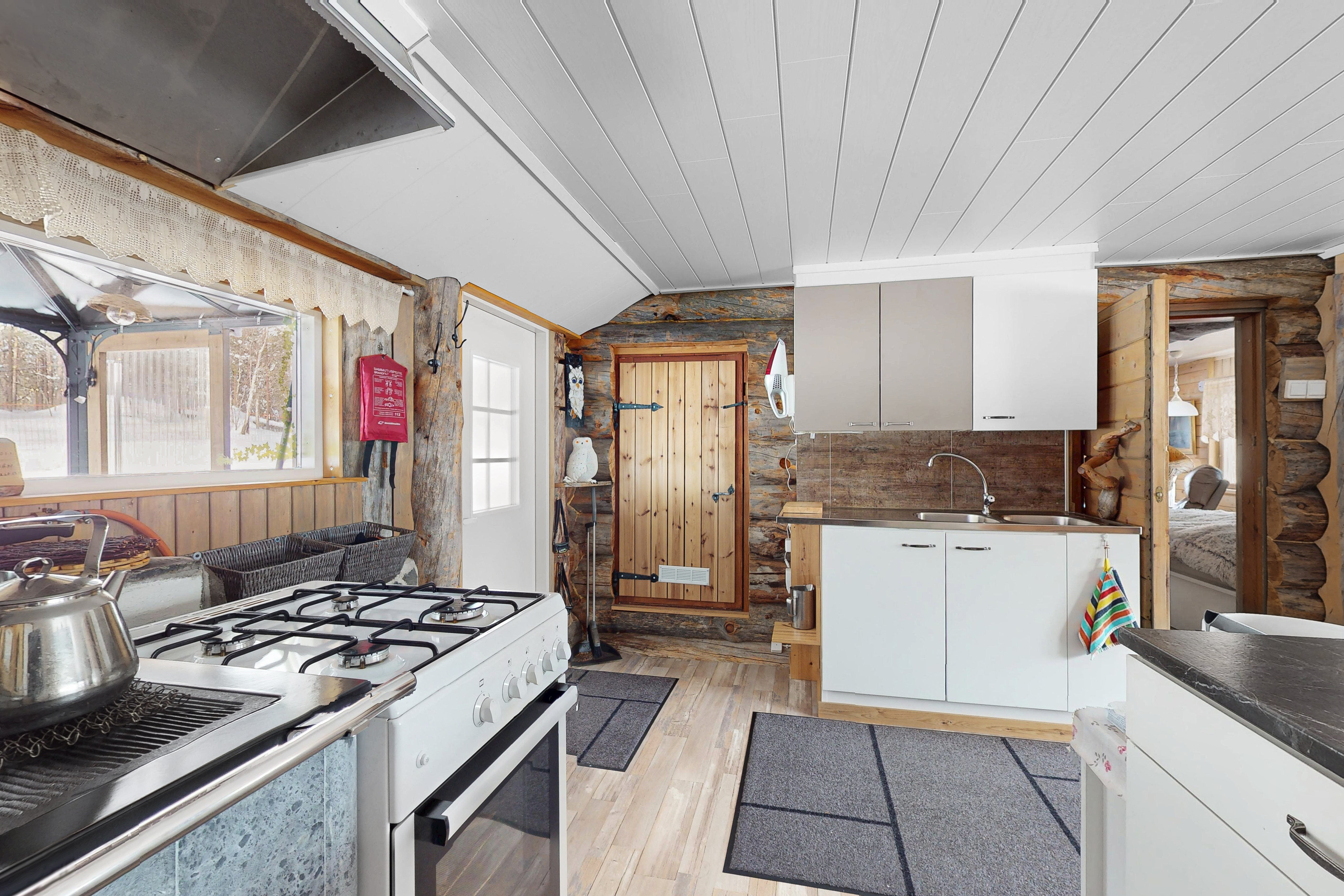 Keittiöstä kulku tekniseen tilaan/kodinhoitohuoneeseen