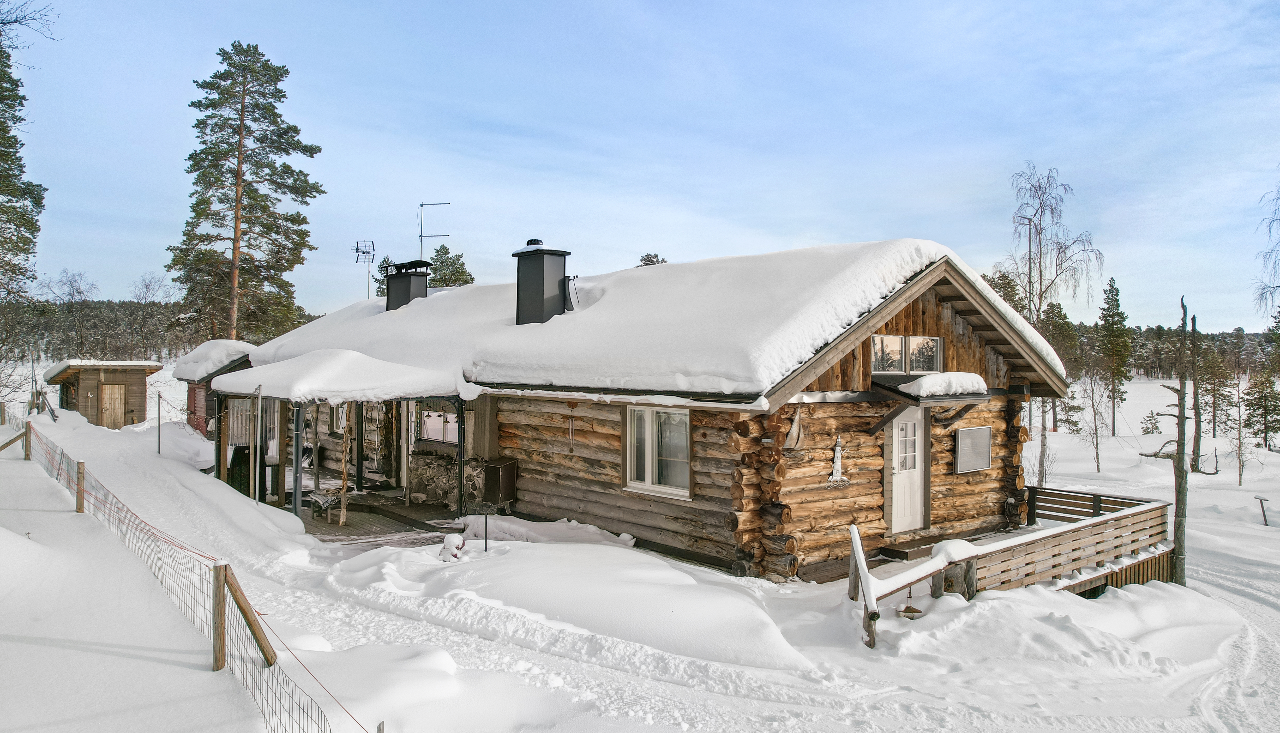 Päärakennuksen etupiha ja sisäänkäynti