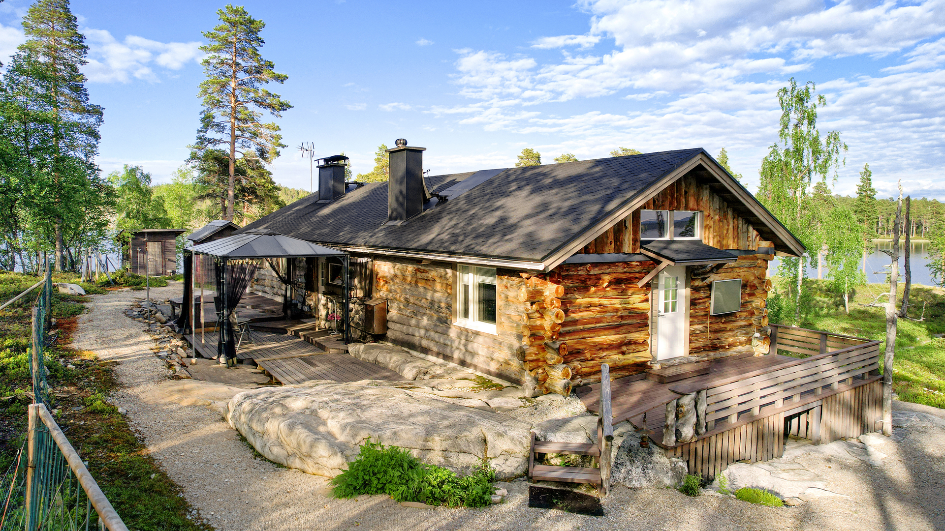 Päärakennuksen etupihaa