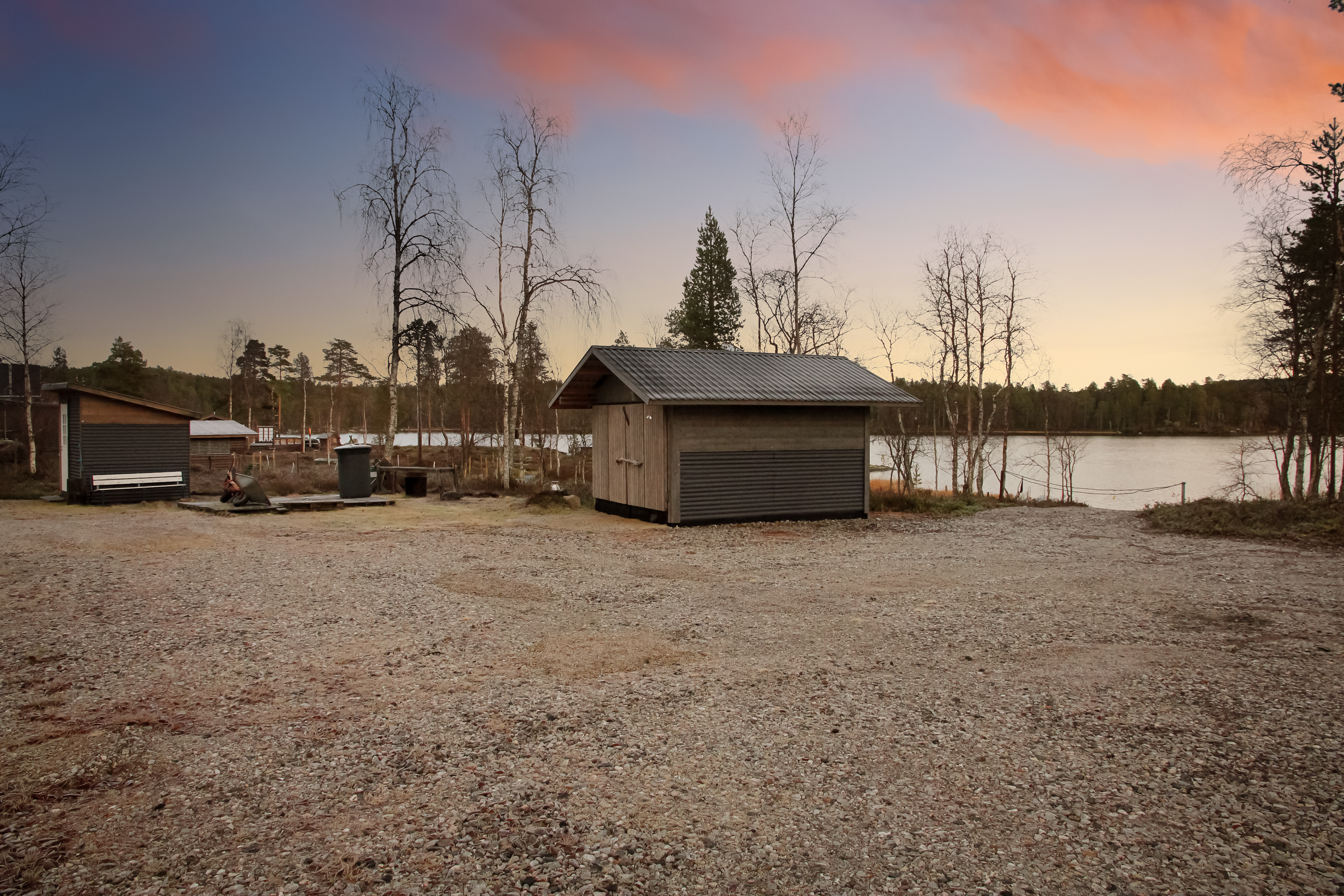 Varasto/kelkkatalli ja veneluiska