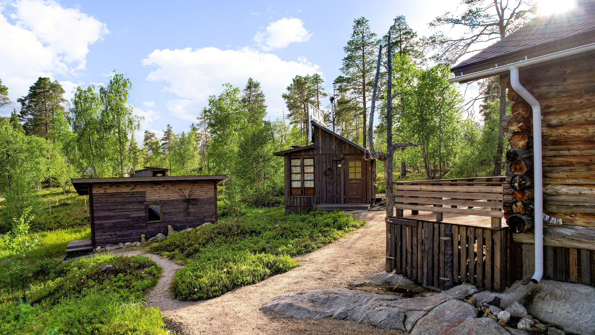 Näkymiä ulko-wc:n suuntaan