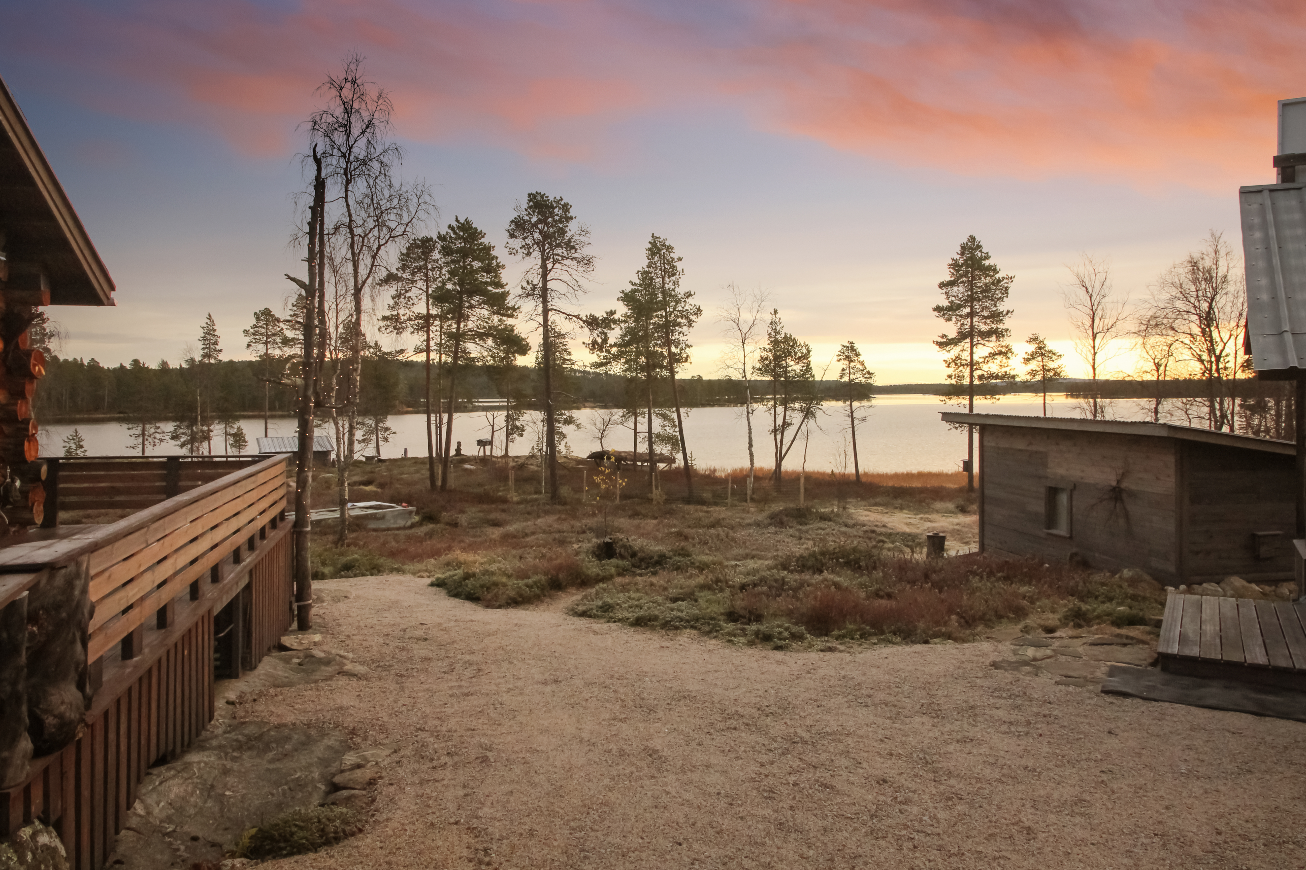 Näkymä päärakennuksen sivuterassilta rantaan
